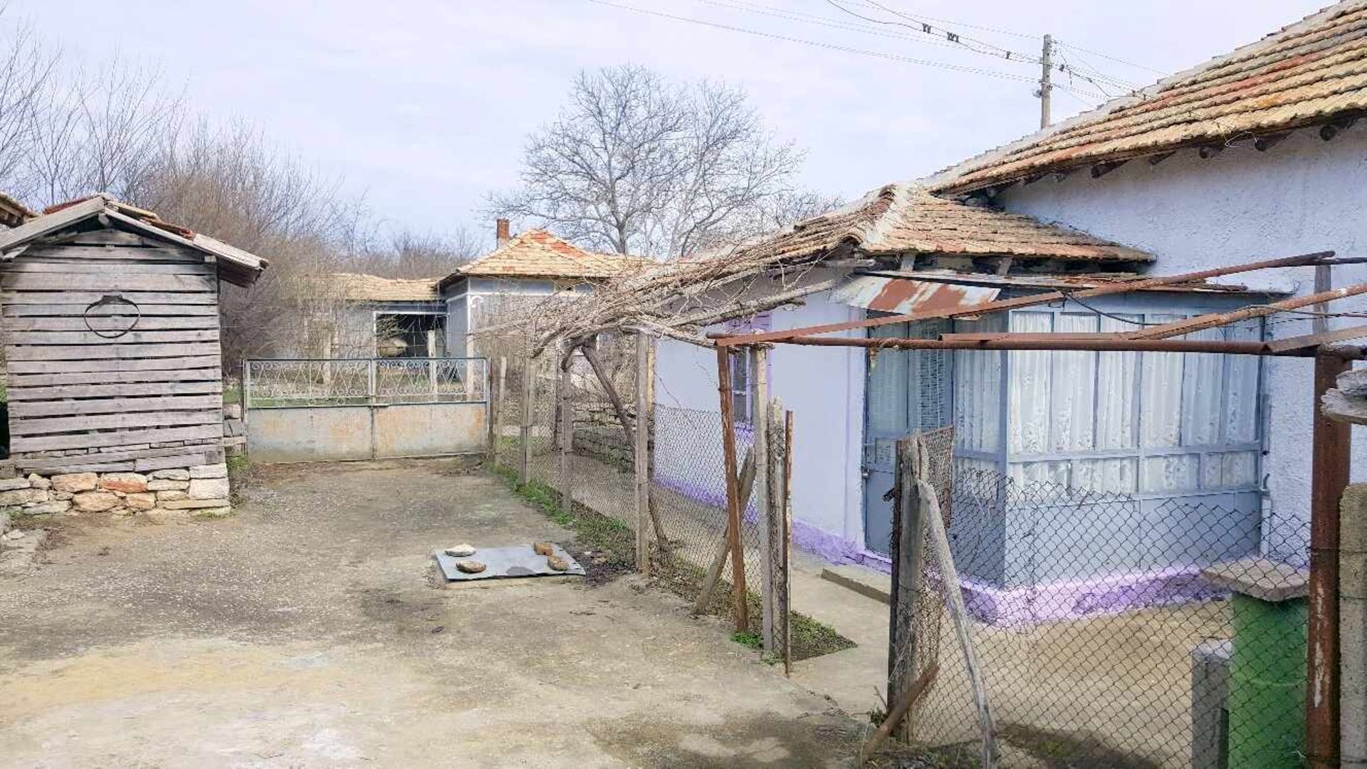 LARGE COTTAGE AND 1,050 SQM OF LAND IN IZVOROVO, BULGARIA - Image 5 of 38