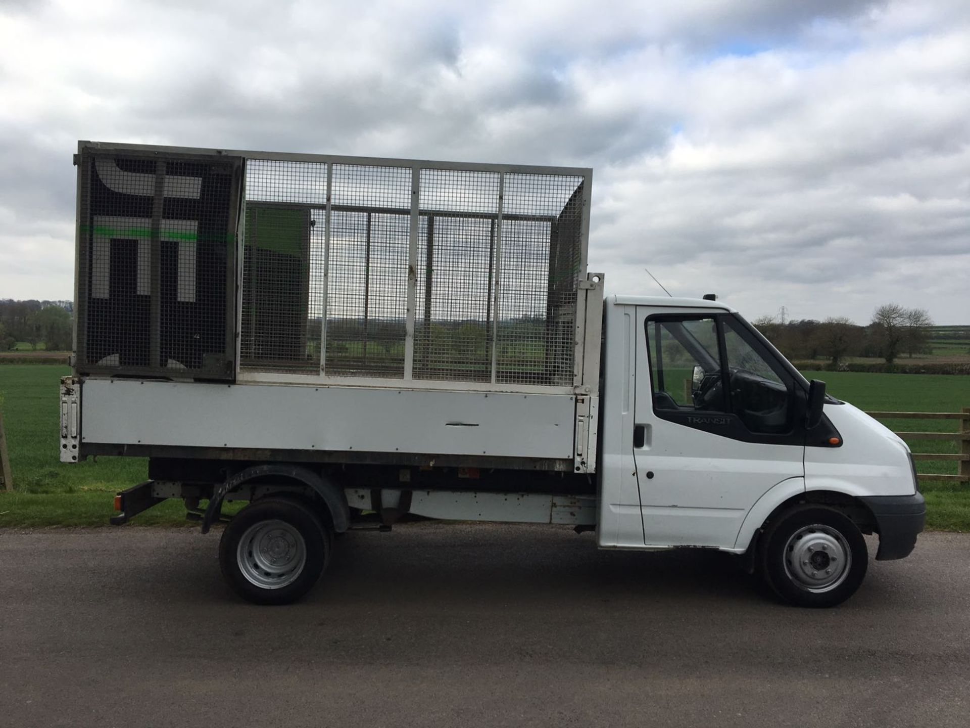 2008/08 REG FORD TRANSIT 100 T350M RWD TIPPER, SHOWING 1 FORMER KEEPER - Image 2 of 10