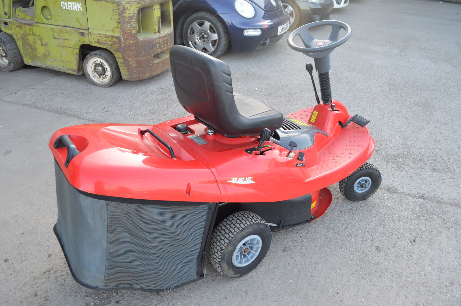 2011 CASTLE GARDEN XE 80 VD ELECTRIC START & PULL START RIDE-ON LAWN MOWER - Image 5 of 9