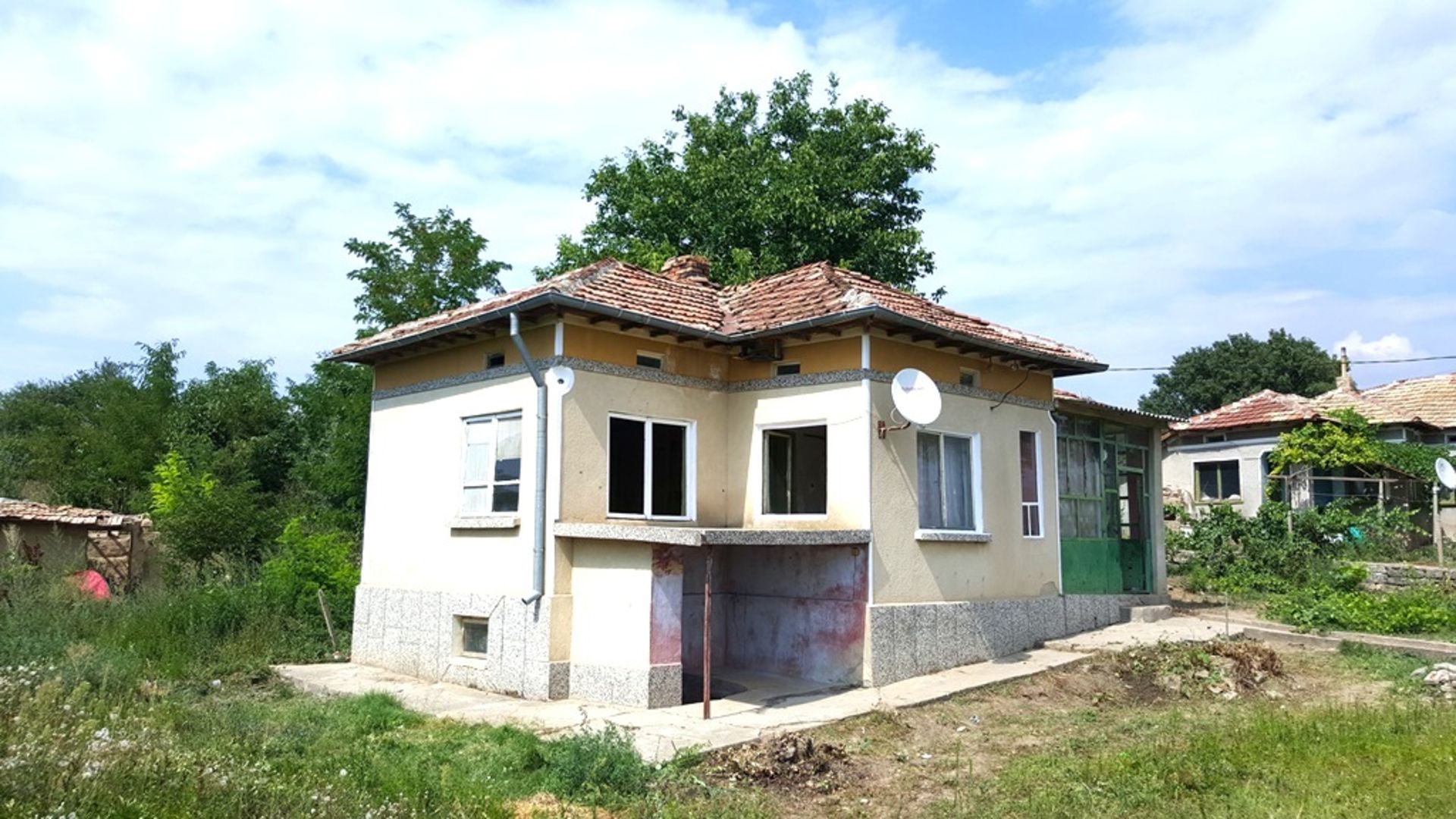 HOUSE AND 1,160 SQM OF LAND IN KRASEN, BULGARIA - Image 6 of 26