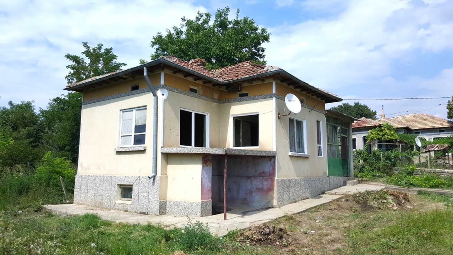 HOUSE AND 1,160 SQM OF LAND IN KRASEN, BULGARIA - Image 4 of 26