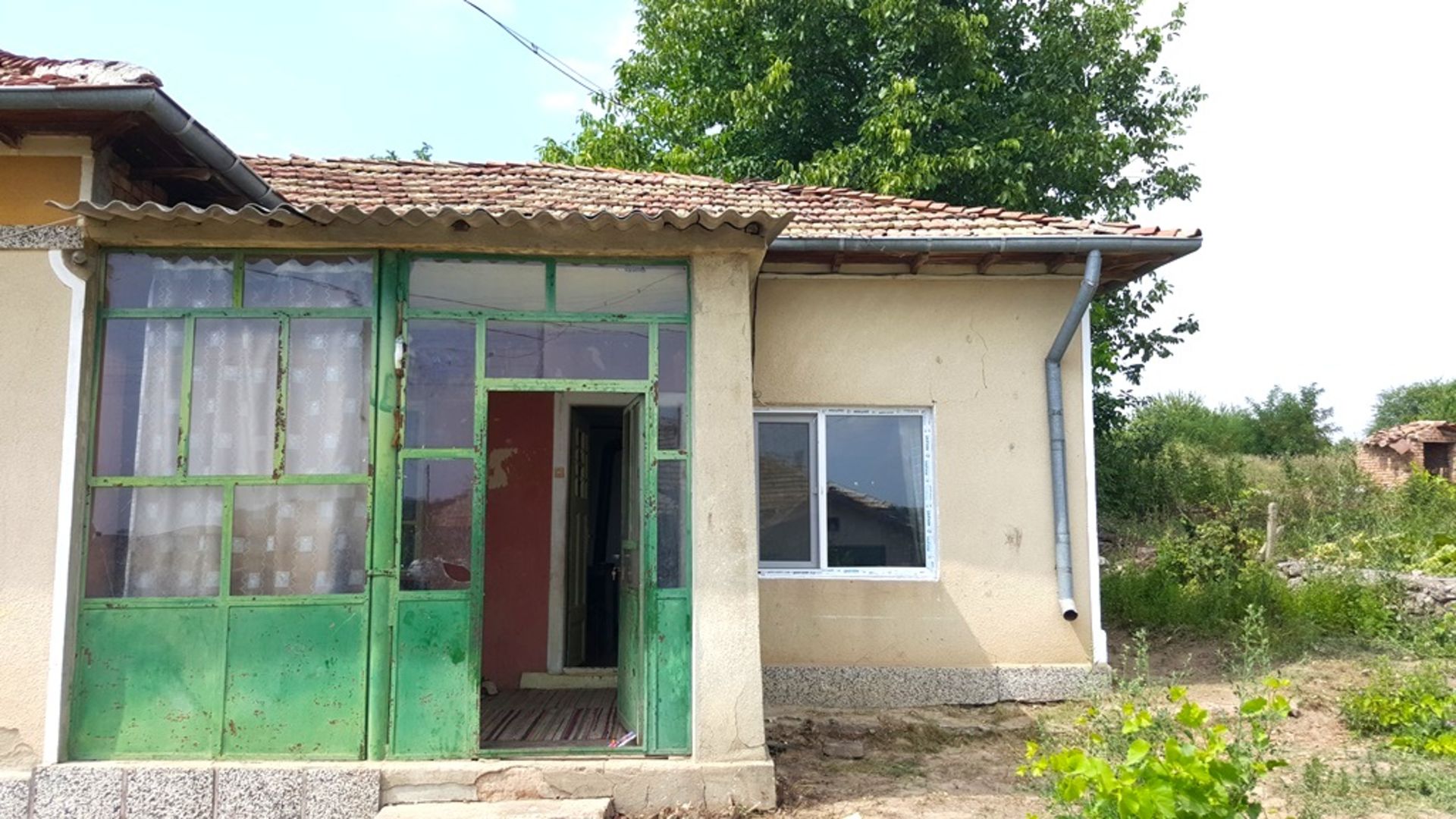 HOUSE AND 1,160 SQM OF LAND IN KRASEN, BULGARIA - Image 2 of 26