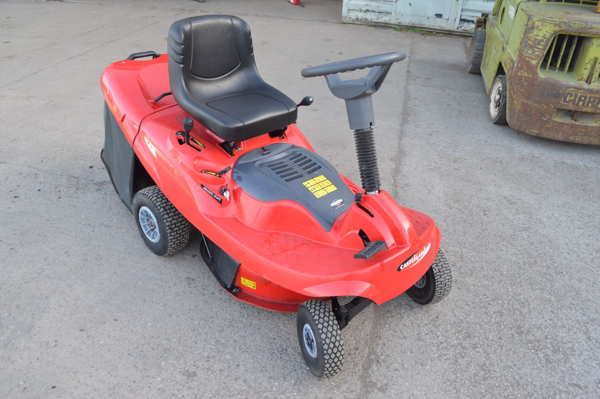 2011 CASTLE GARDEN XE 80 VD ELECTRIC START & PULL START RIDE-ON LAWN MOWER