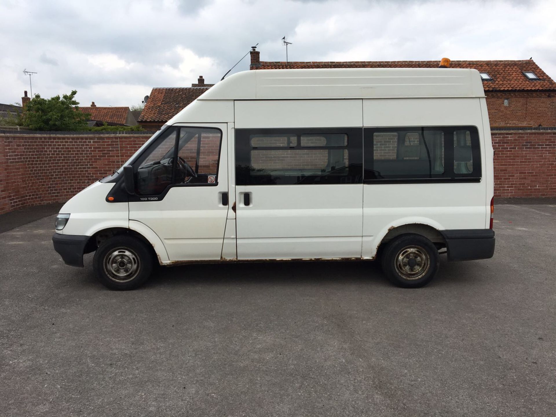 2005/05 REG FORD TRANSIT 300 MWB PANEL VAN, SHOWING 1 OWNER - Image 3 of 11