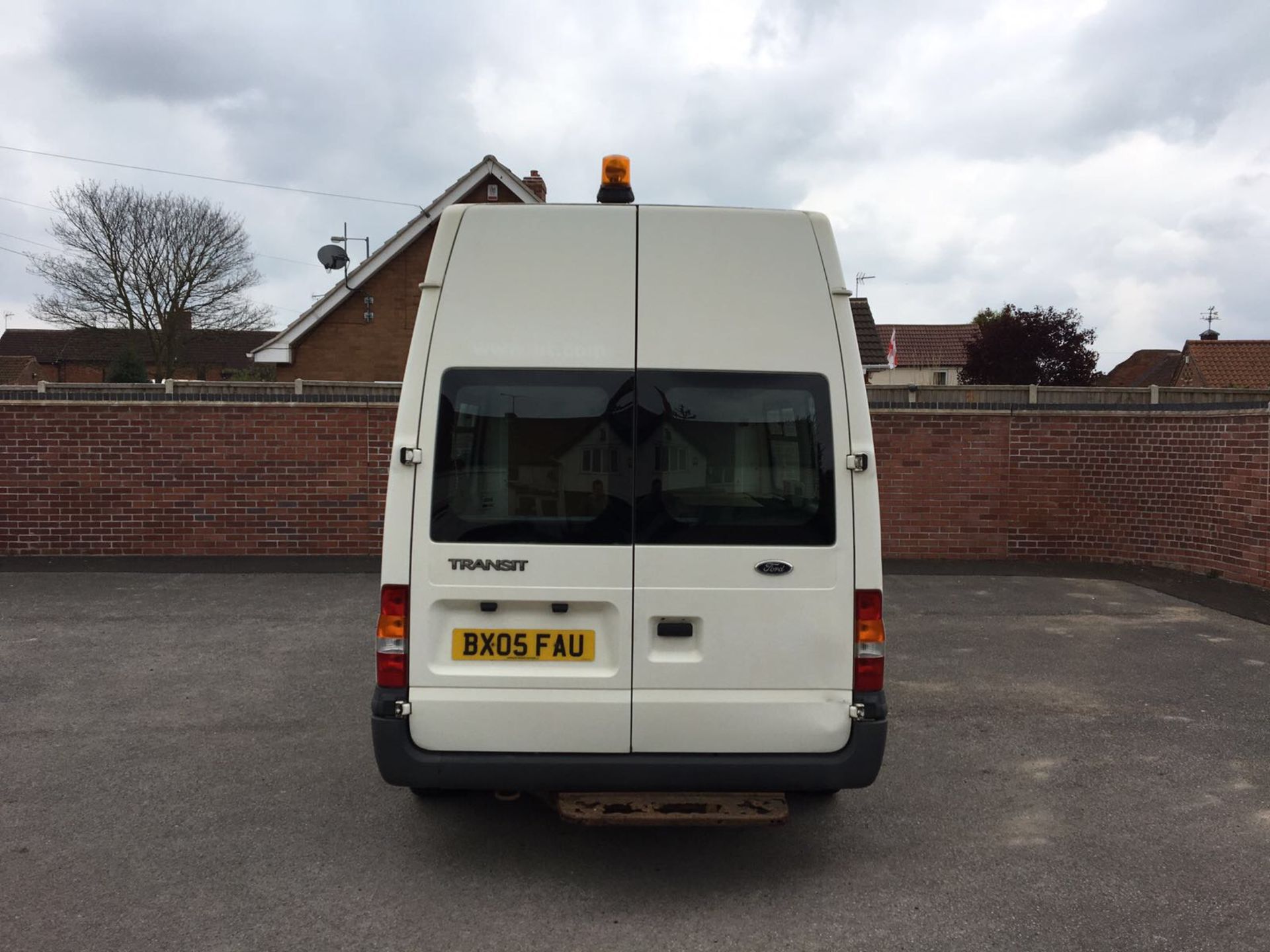 2005/05 REG FORD TRANSIT 300 MWB PANEL VAN, SHOWING 1 OWNER - Image 4 of 11