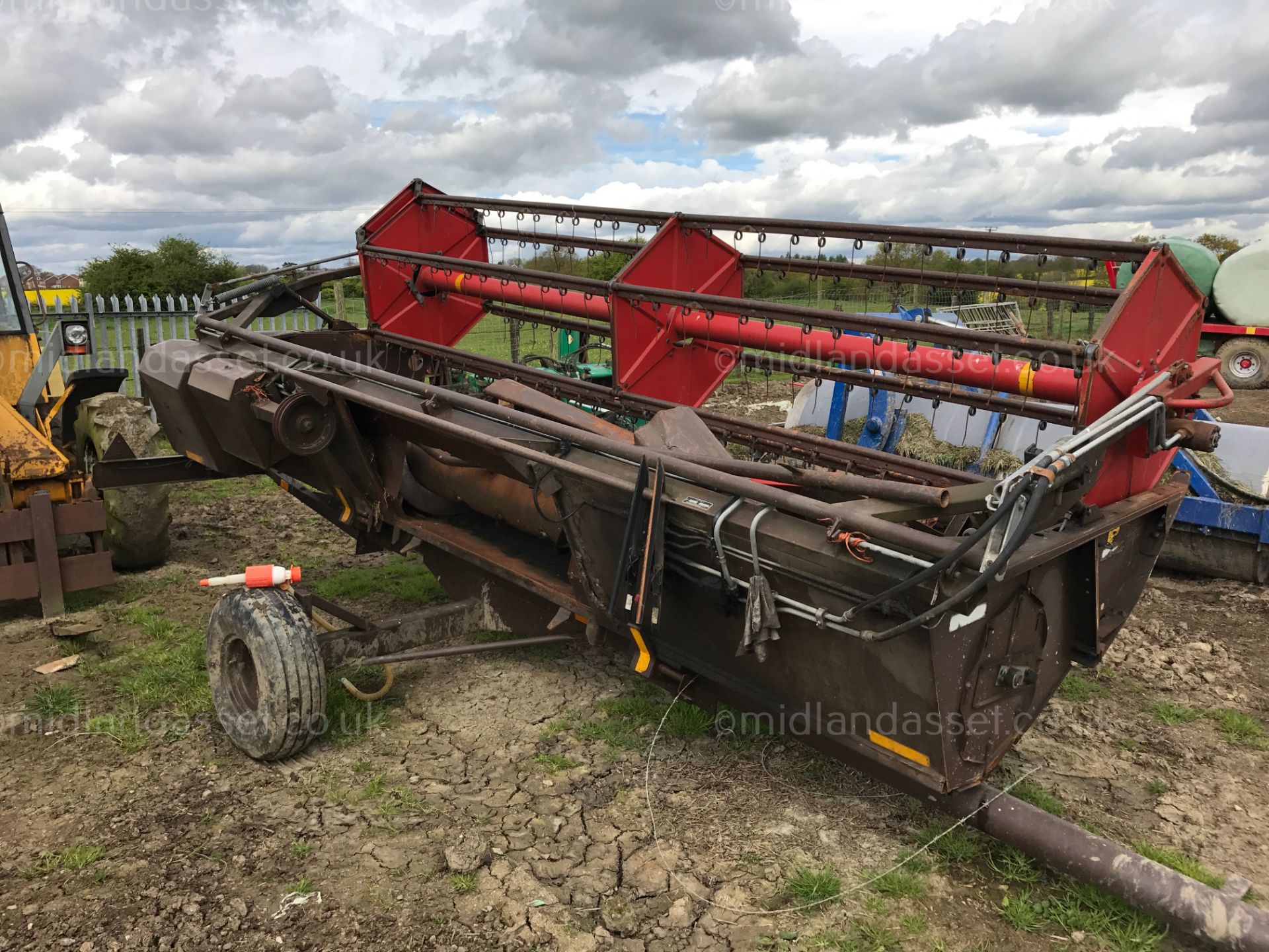 MASSEY FERGUSON COMBINE HARVESTER   YEAR UNKNOWN COMPLETE WITH HEADER AND TRAILER HOURS UNKNOWN GOOD - Image 6 of 7