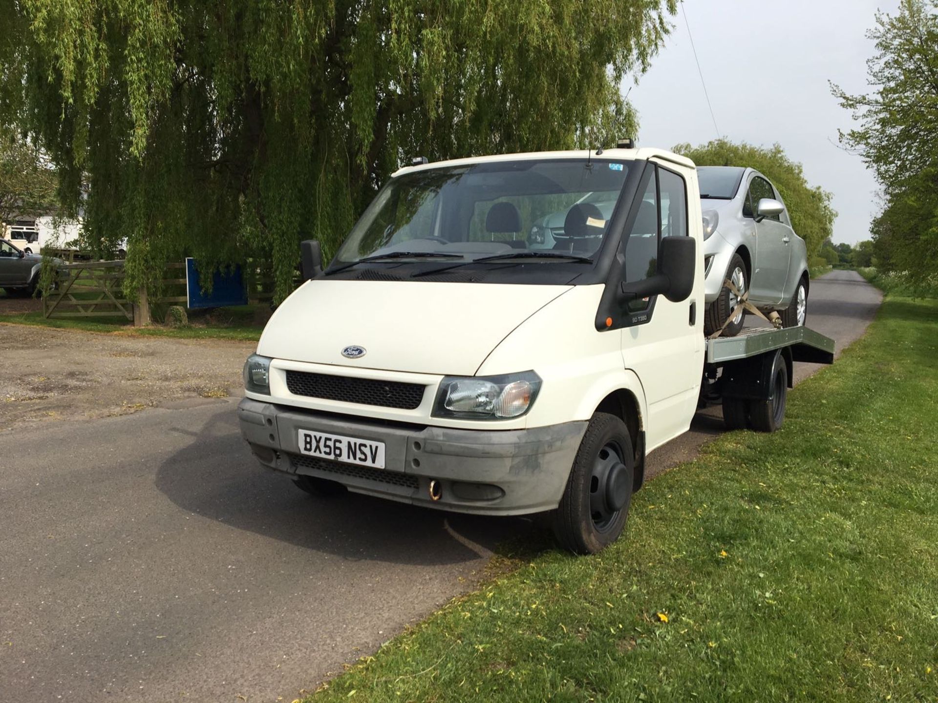 KB - 2006/56 REG FORD TRANSIT 350 MWB TD RECOVERY BEAVER TAIL VAN   DATE OF REGISTRATION: 24TH - Image 2 of 10