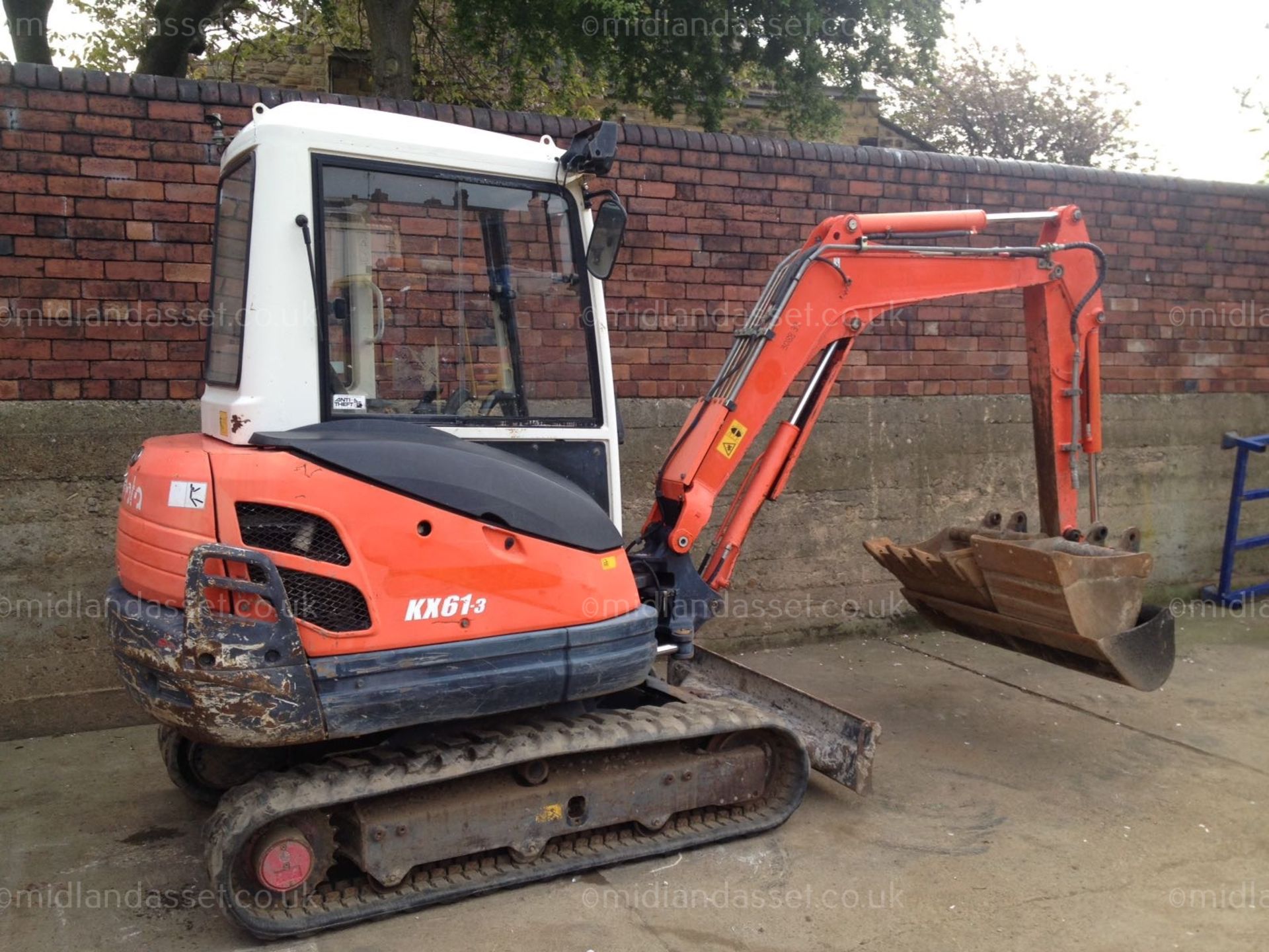DM - 2008 KUBOTA KX61.3 MINI DIGGER   YEAR OF MANUFACTURE: 2008 COMES WITH 3 BUCKETS FITTED WITH A - Image 4 of 7