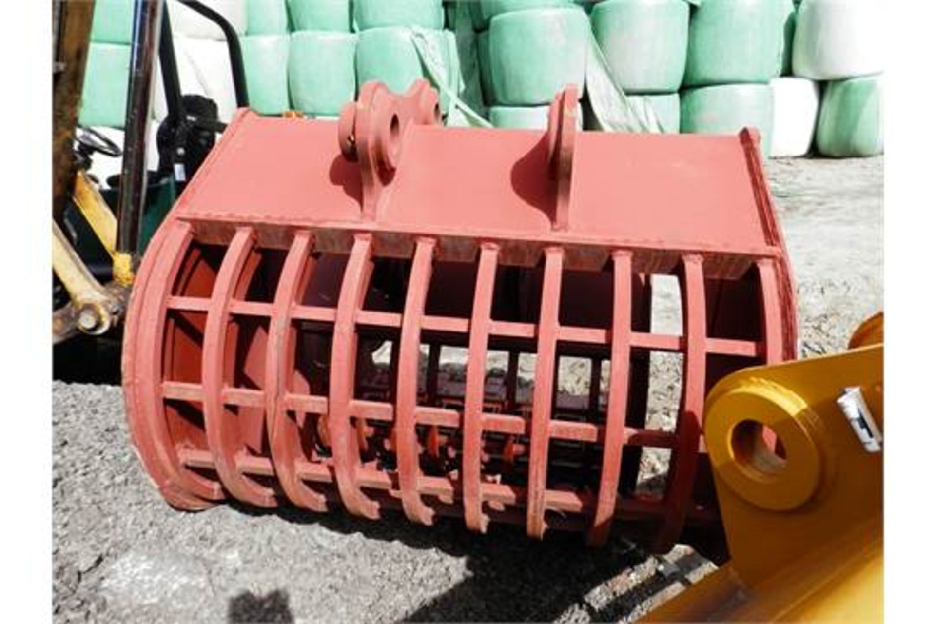 DS - 1 X RIDDLE BUCKET TO FIT KOMATSU DIGGER. NEW & UNUSED.   LISTING IS FOR 1 X RIDDLE BUCKET AS