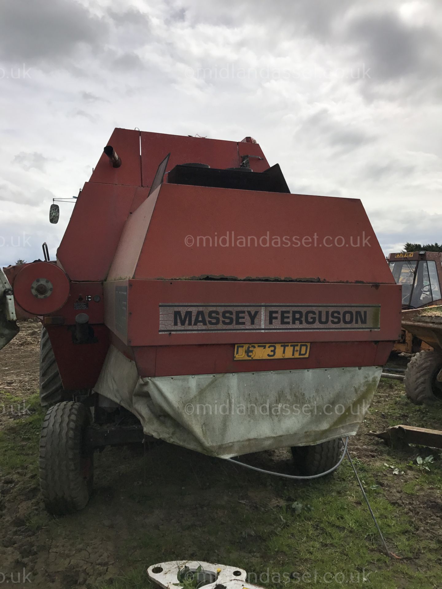 MASSEY FERGUSON COMBINE HARVESTER   YEAR UNKNOWN COMPLETE WITH HEADER AND TRAILER HOURS UNKNOWN GOOD - Image 3 of 7