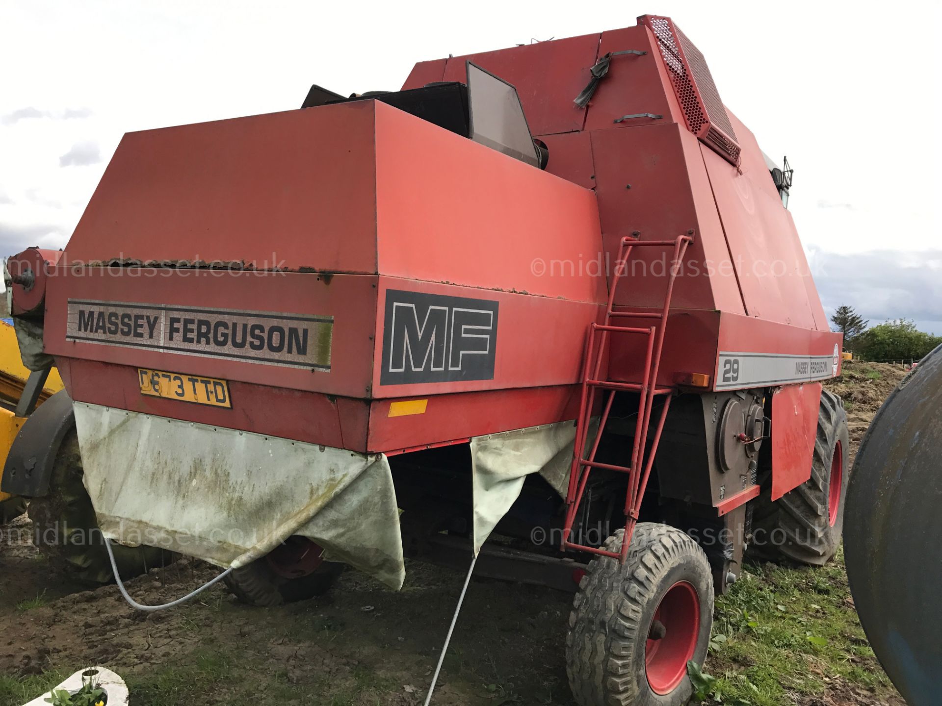 MASSEY FERGUSON COMBINE HARVESTER   YEAR UNKNOWN COMPLETE WITH HEADER AND TRAILER HOURS UNKNOWN GOOD - Image 7 of 7
