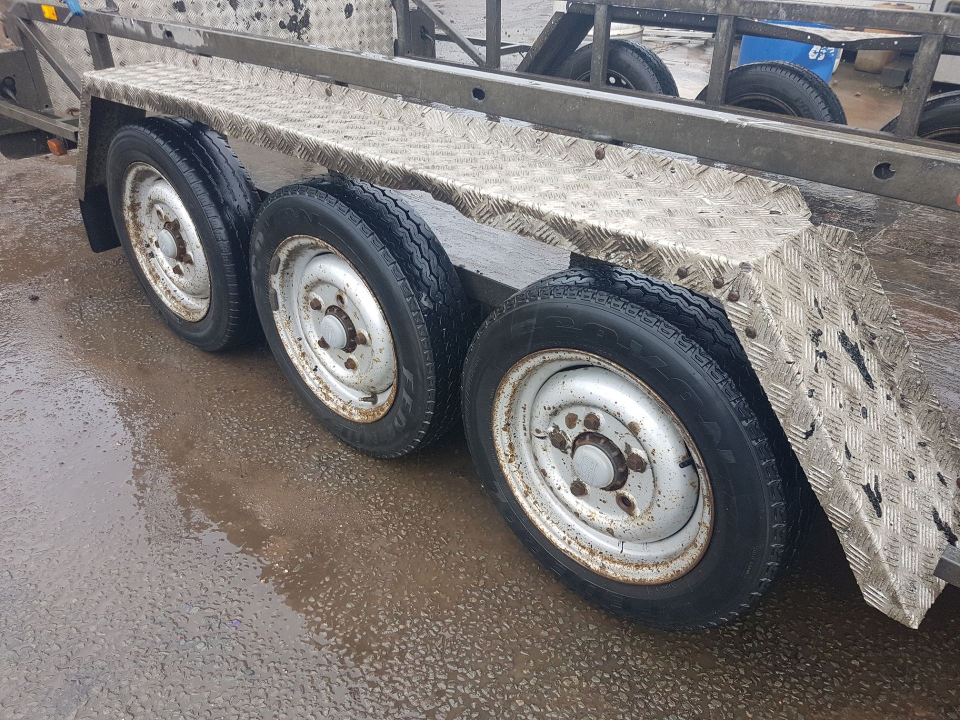 VERY RARE 2009 TRI-AXLE IFOR WILLIAMS GP146H3 PLANT TRAILER 3500KG   CAPACITY: 3500KG TRI-AXLE MAKE: - Image 4 of 12