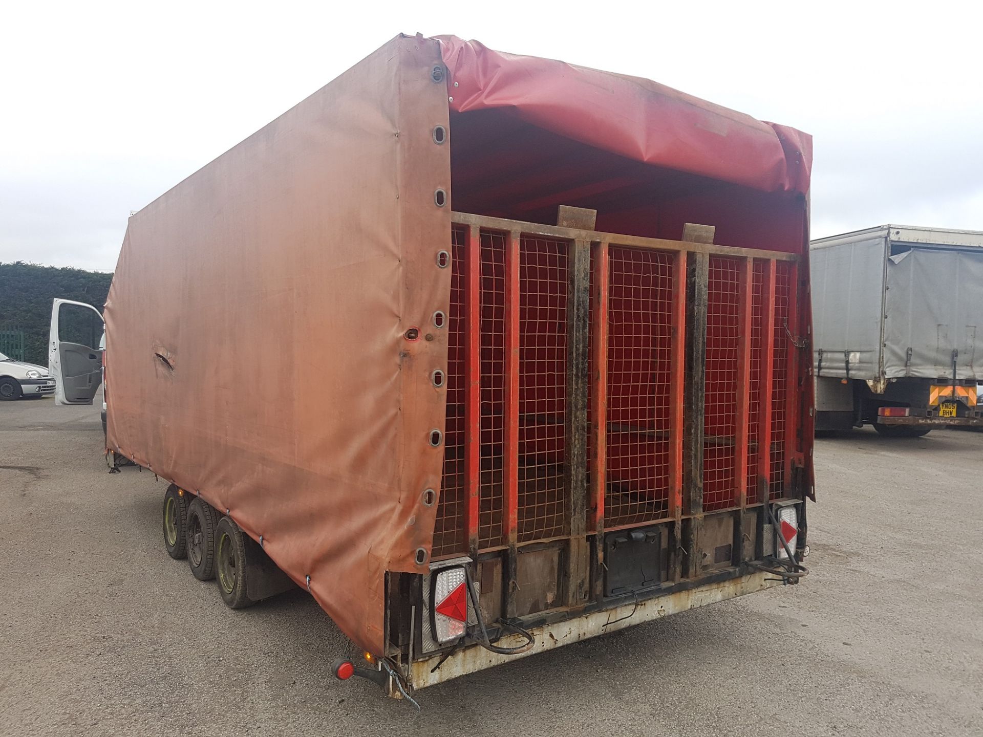 TRI-AXLE BEAVER-TAIL CAR TRANSPORTER COVERED TRAILER *PLUS VAT*   NEW AXLE SPRINGS, BRAKES AND LED - Image 5 of 13