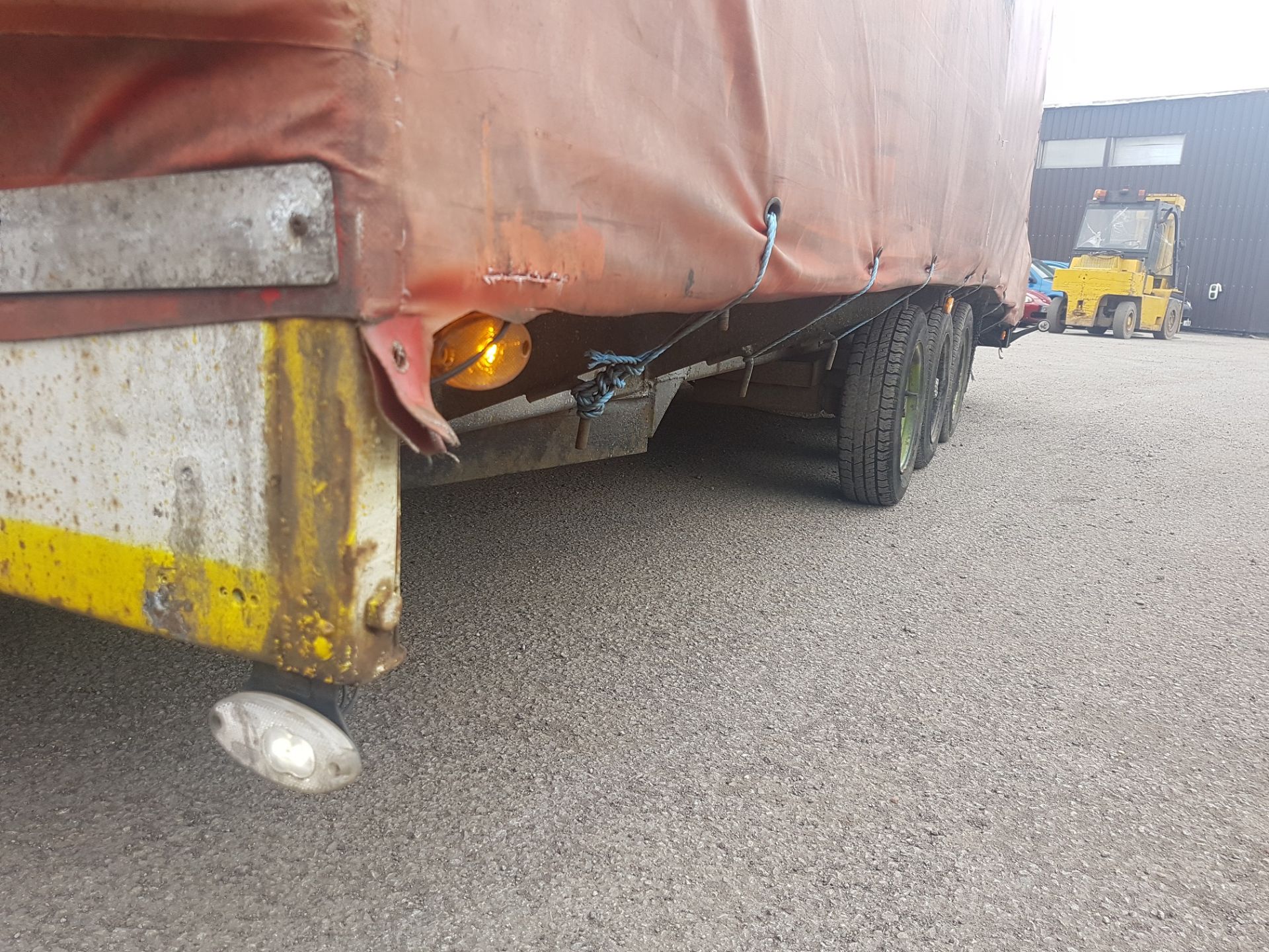 TRI-AXLE BEAVER-TAIL CAR TRANSPORTER COVERED TRAILER *PLUS VAT*   NEW AXLE SPRINGS, BRAKES AND LED - Image 4 of 13
