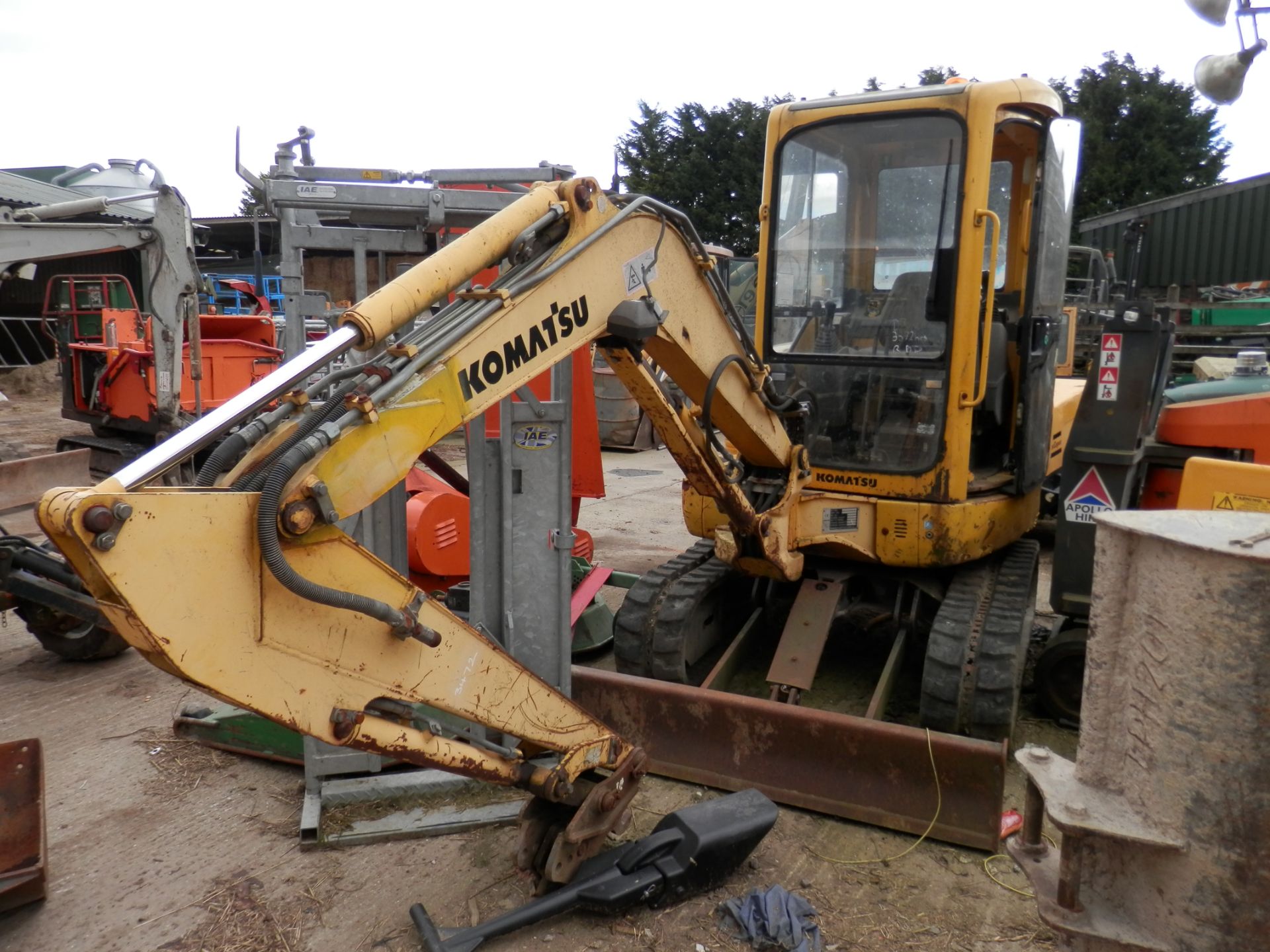 DS - 2001 KOMATSU 2750KG MINI DIGGER, WORKING. SHOWING 3579 HOURS.   2001 MODEL DIESEL DIGGER.