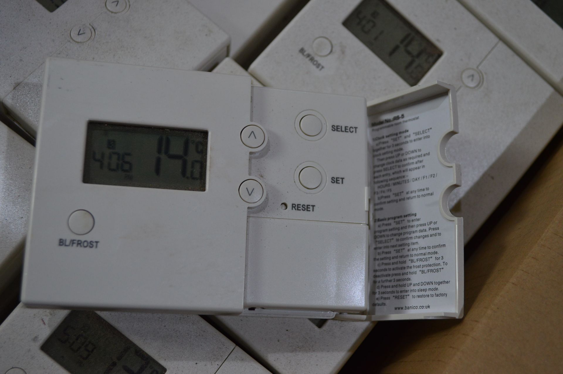 NR 10x INTELLI-STAT RS-5 DIGITAL PROGRAMMABLE THERMOSTAT, UNTESTED - Image 3 of 4