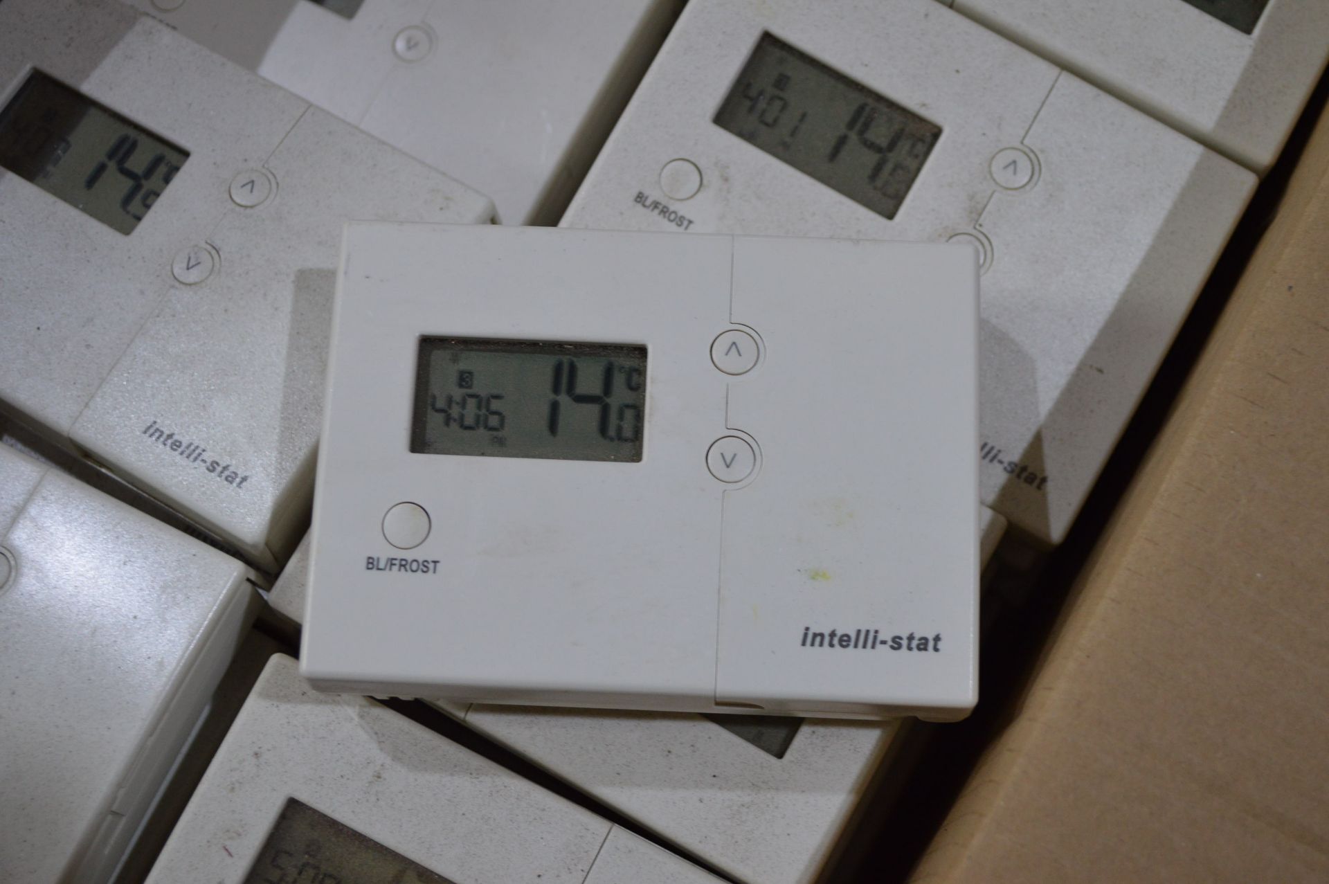 NR 10x INTELLI-STAT RS-5 DIGITAL PROGRAMMABLE THERMOSTAT, UNTESTED - Image 2 of 4
