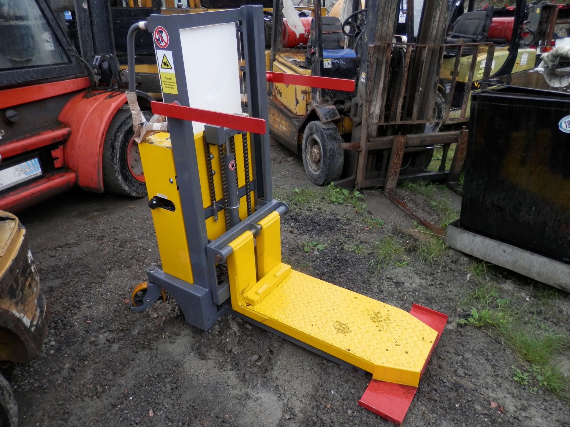 DS - NEW WARRIOR 12V ELECTRIC PALLET TRUCK, 5 AVAILABLE. 250KG LIFT CAPACITY, 1000MM.   NEW UNIT - Image 2 of 5