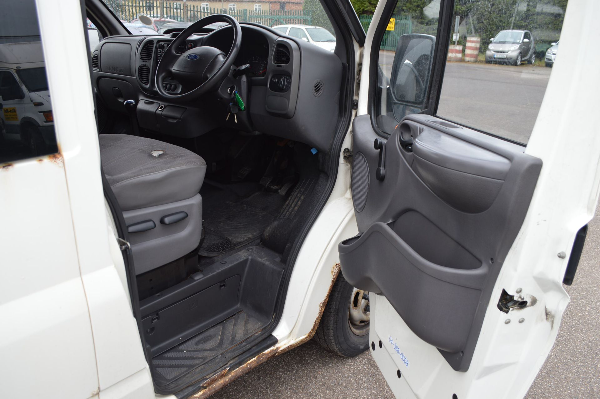 2005/05 REG FORD TRANSIT 300 MWB PANEL VAN, SHOWING 1 OWNER   DATE OF REGISTRATION: 1ST MAY - Image 16 of 19