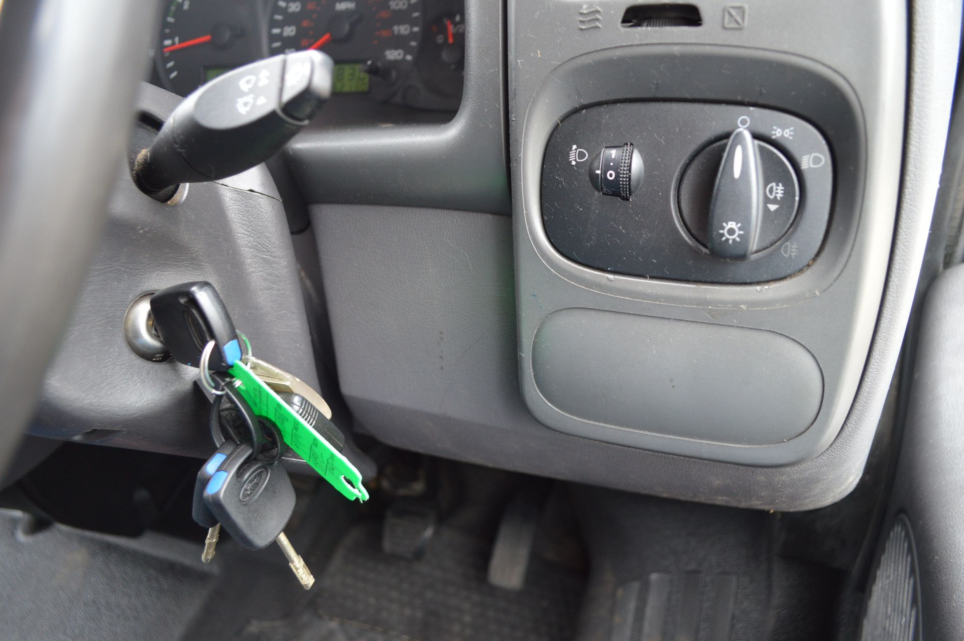 2005/05 REG FORD TRANSIT 300 MWB PANEL VAN, SHOWING 1 OWNER   DATE OF REGISTRATION: 1ST MAY - Image 19 of 19