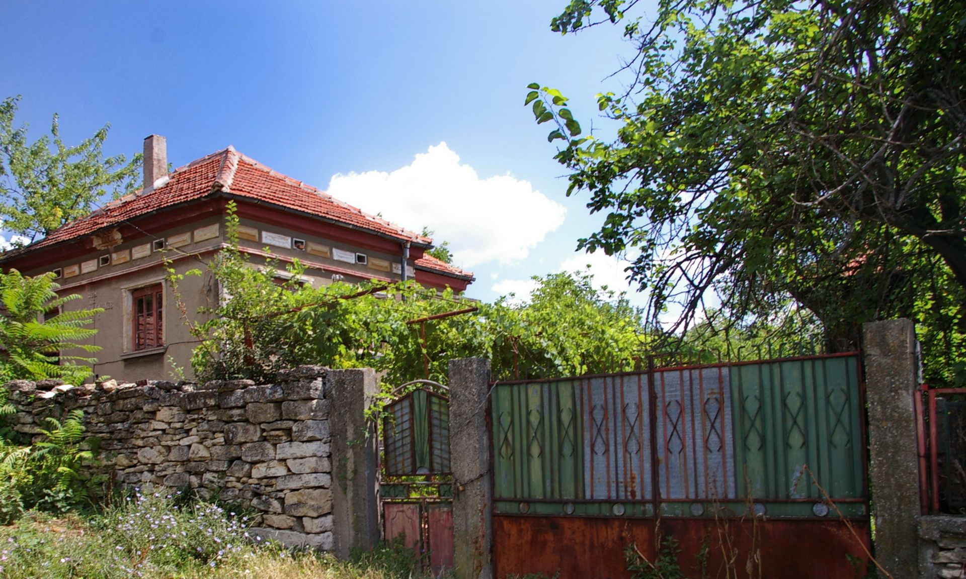 3 Bedroom Main house + extension and over 600 sqm land
