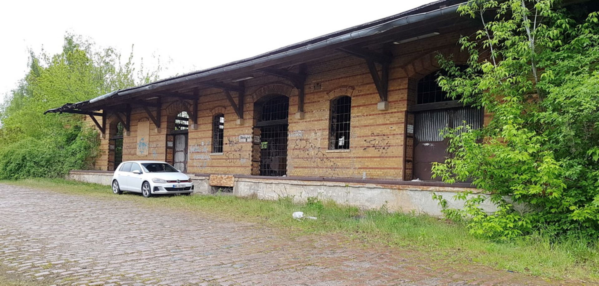 RESERVE MET! Former goods station & platform + 1,900 sqm land - Bernburg. Ex DB (Deutsche Bahn) - Image 2 of 34