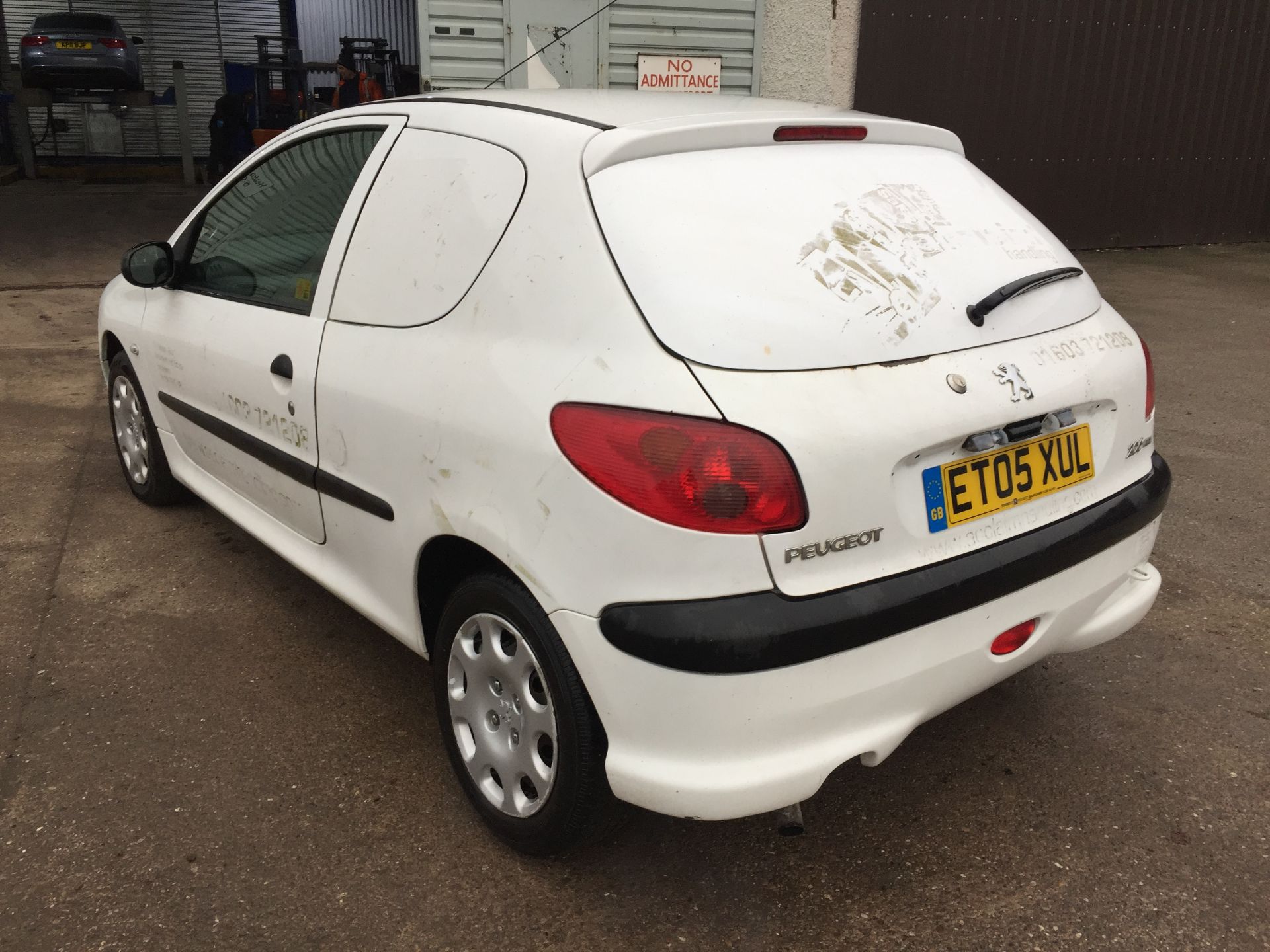 2005/05 REG PEUGEOT 206 HDI, 5 SPEED MANUAL, SHOWING 1 OWNER FROM NEW *NO VAT*   DATE OF - Image 4 of 16