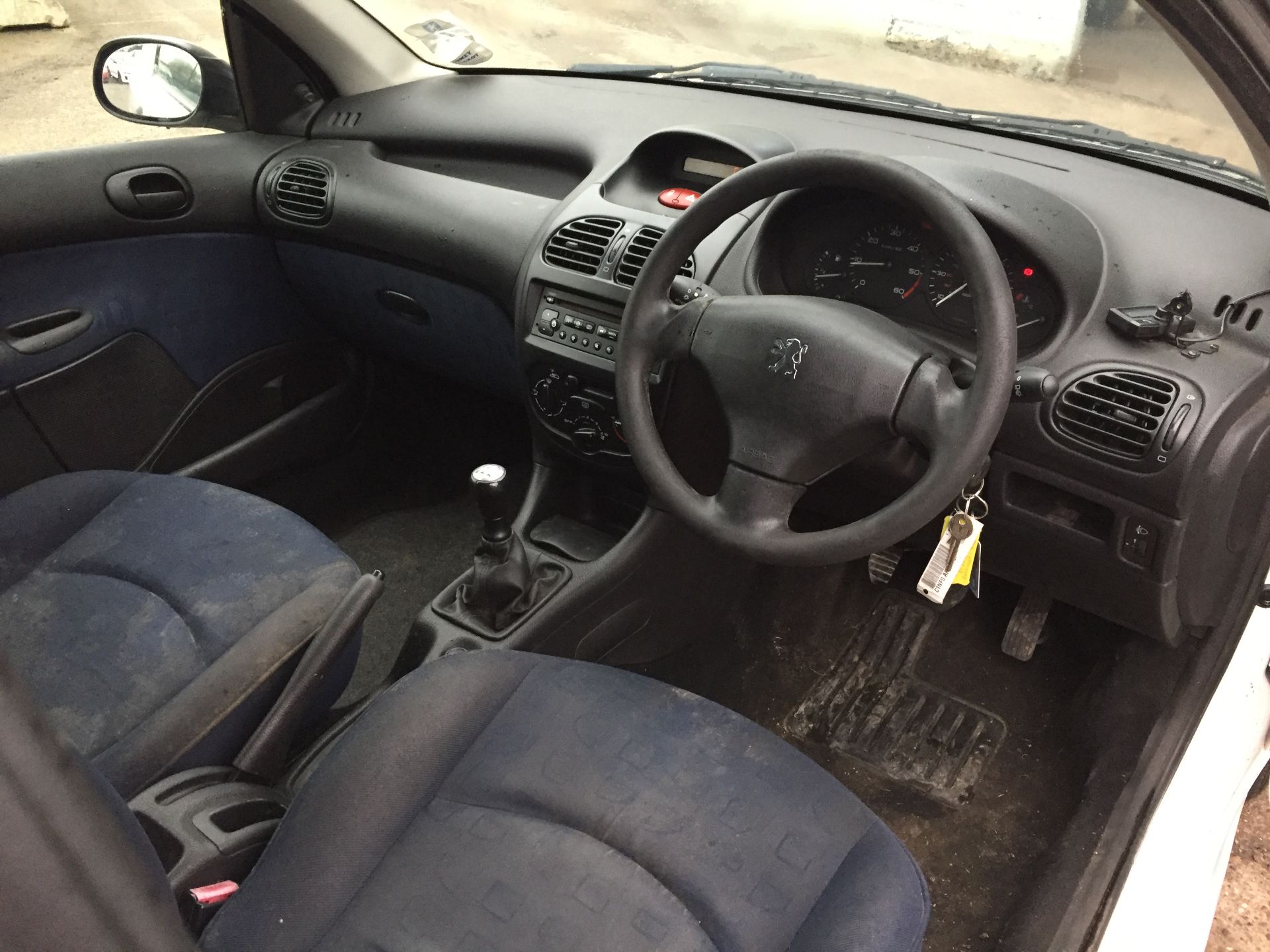 2005/05 REG PEUGEOT 206 HDI, 5 SPEED MANUAL, SHOWING 1 OWNER FROM NEW *NO VAT*   DATE OF - Image 13 of 16