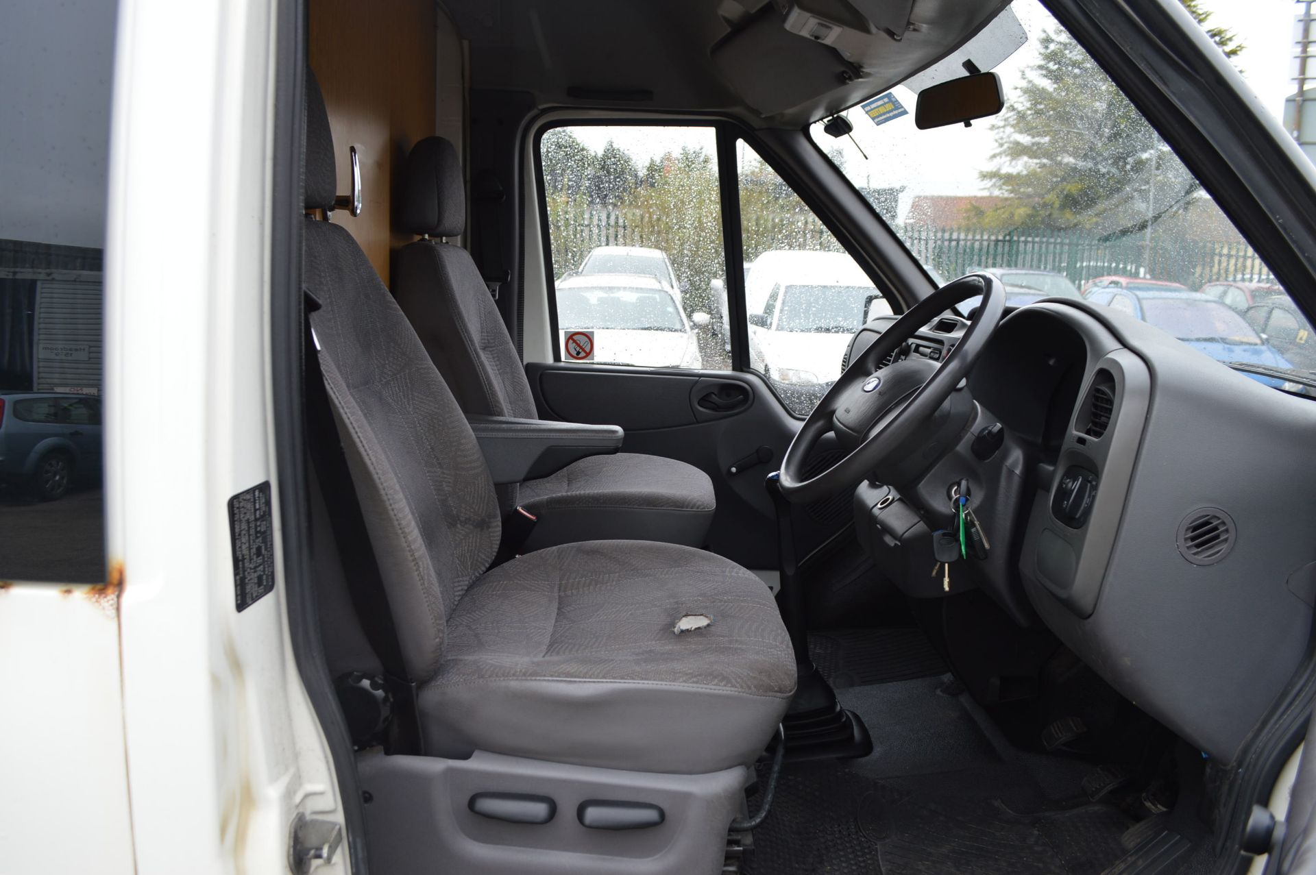 2005/05 REG FORD TRANSIT 300 MWB PANEL VAN, SHOWING 1 OWNER   DATE OF REGISTRATION: 1ST MAY - Image 17 of 19