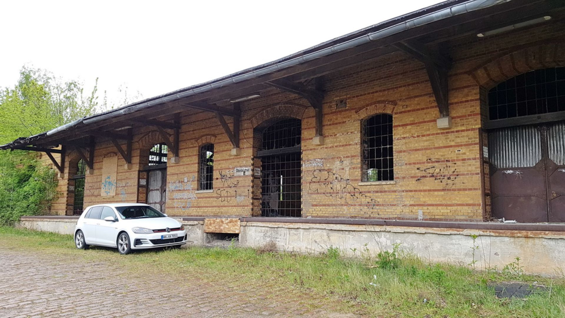 RESERVE MET! Former goods station & platform + 1,900 sqm land - Bernburg. Ex DB (Deutsche Bahn)