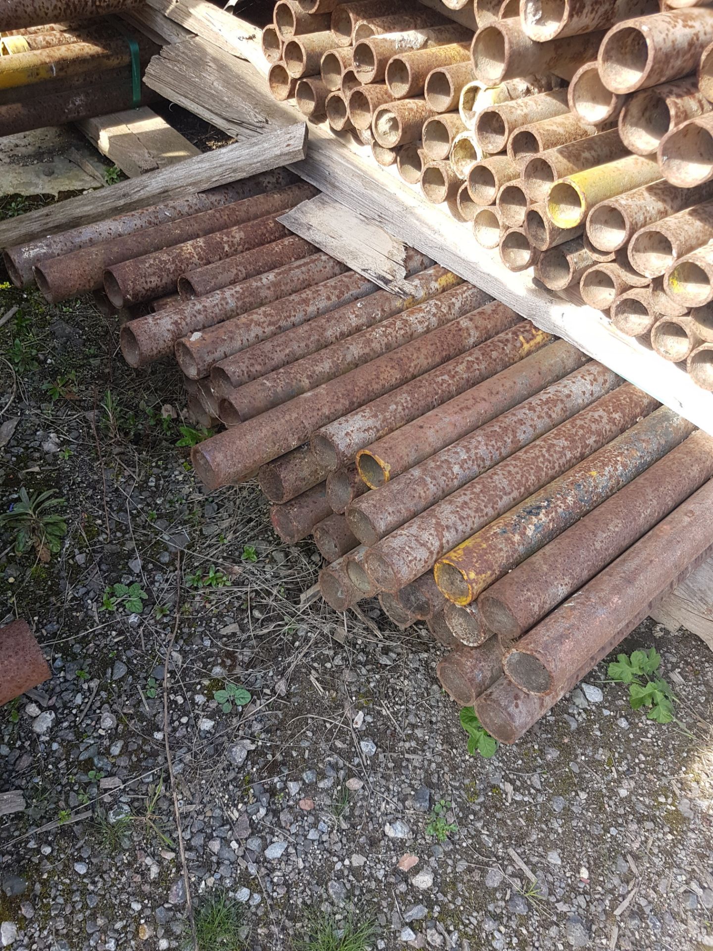 APPROX 50 RUSTY SCAFFOLD TUBES  AT 7 FOOT   COLLECTION / VIEWING FROM MARKHAM MOOR, DN22 0QU