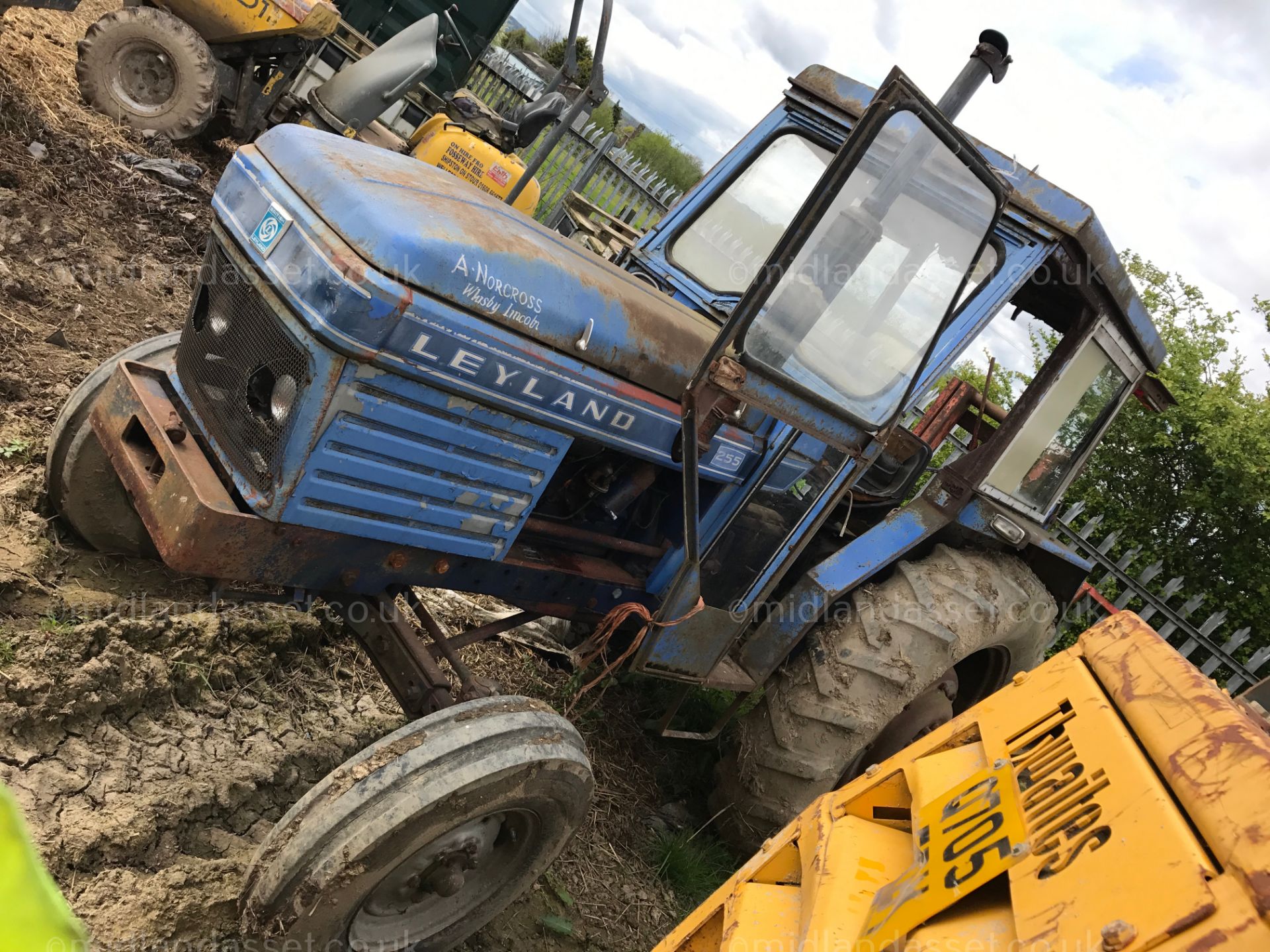 DS - LEYLAND 255 TRACTOR BACK END LOADER   YEAR UNKNOWN FITTED WITH A BACK END LOADER GOOD WORKING - Image 2 of 6