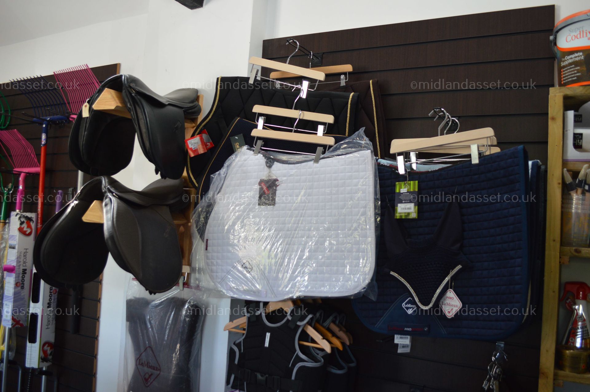 ENTIRE CONTENTS OF AN EQUESTRIAN SHOP - Image 62 of 66