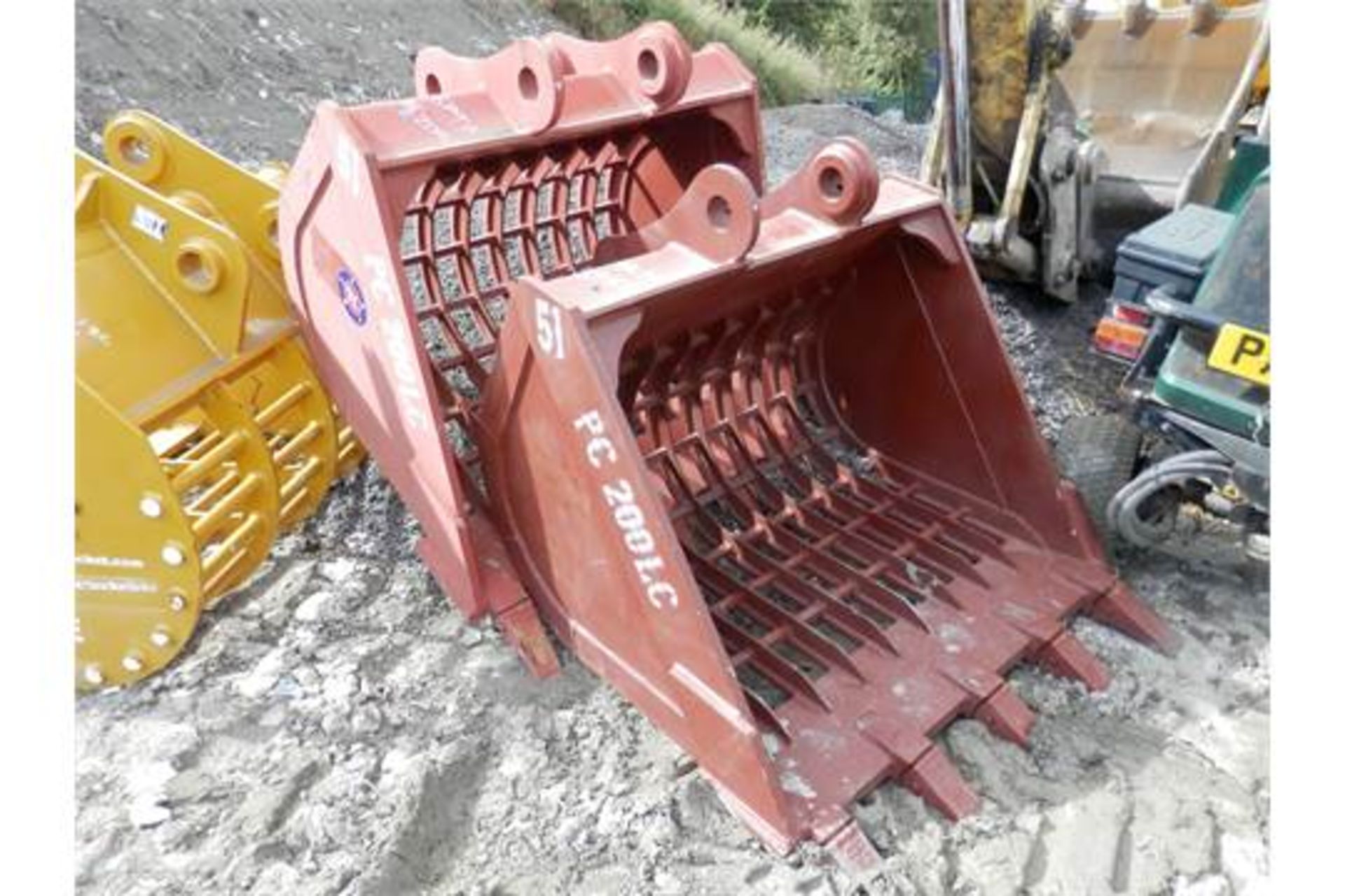DS - 1 X RIDDLE BUCKET TO FIT KOMATSU DIGGER. NEW & UNUSED.   LISTING IS FOR 1 X RIDDLE BUCKET AS - Image 3 of 3