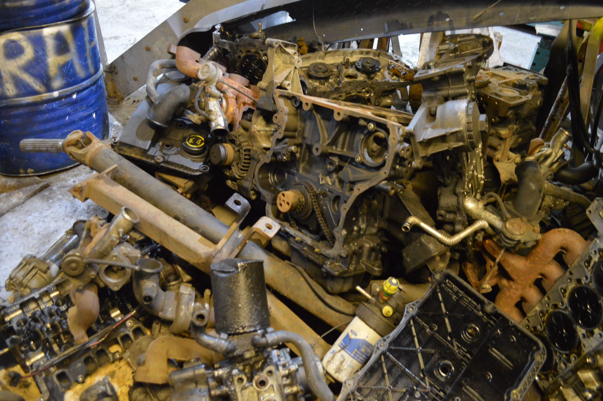 PALLET OF VARIOUS ENGINE PARTS, INCLUDING FUEL PUMPS, ENGINE BLOCKS, ALTERNATORS ETC. ALL UNTESTED. - Image 3 of 13