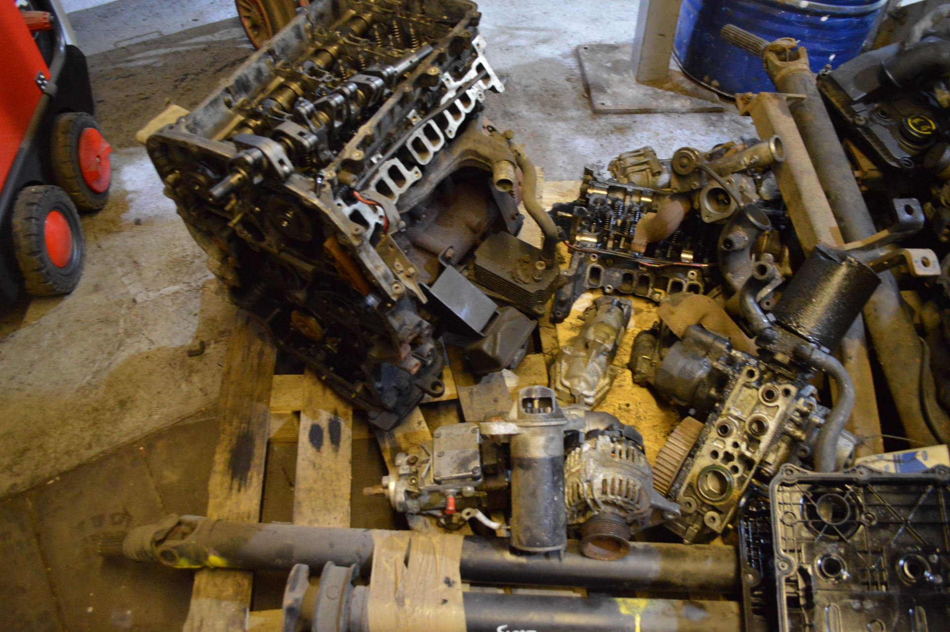 PALLET OF VARIOUS ENGINE PARTS, INCLUDING FUEL PUMPS, ENGINE BLOCKS, ALTERNATORS ETC. ALL UNTESTED. - Image 2 of 13