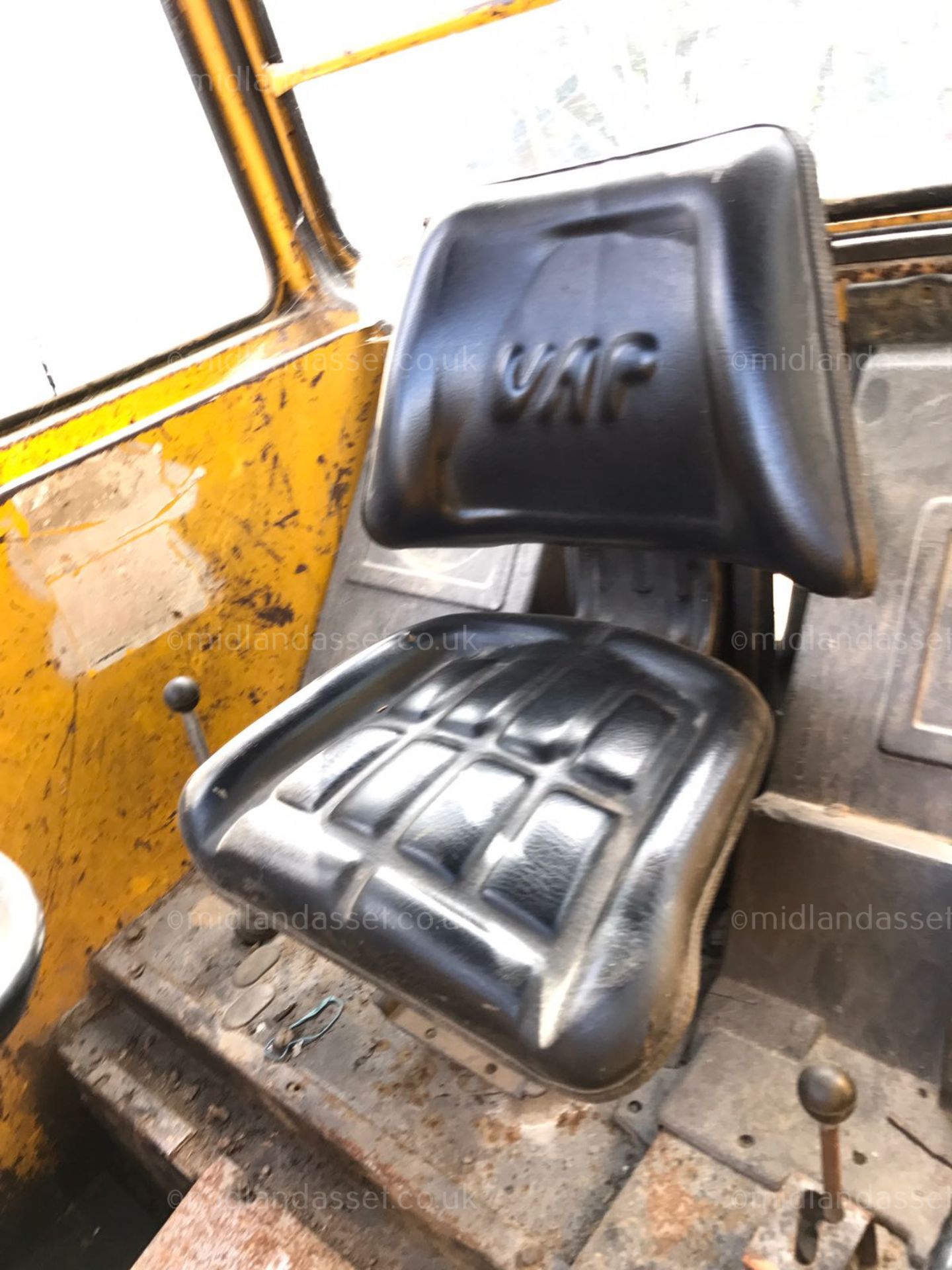 MASSEY FERGUSON MF30E INDUSTRIAL TRACTOR WITH FRONT LOADER AND COMPRESSOR - Image 7 of 9