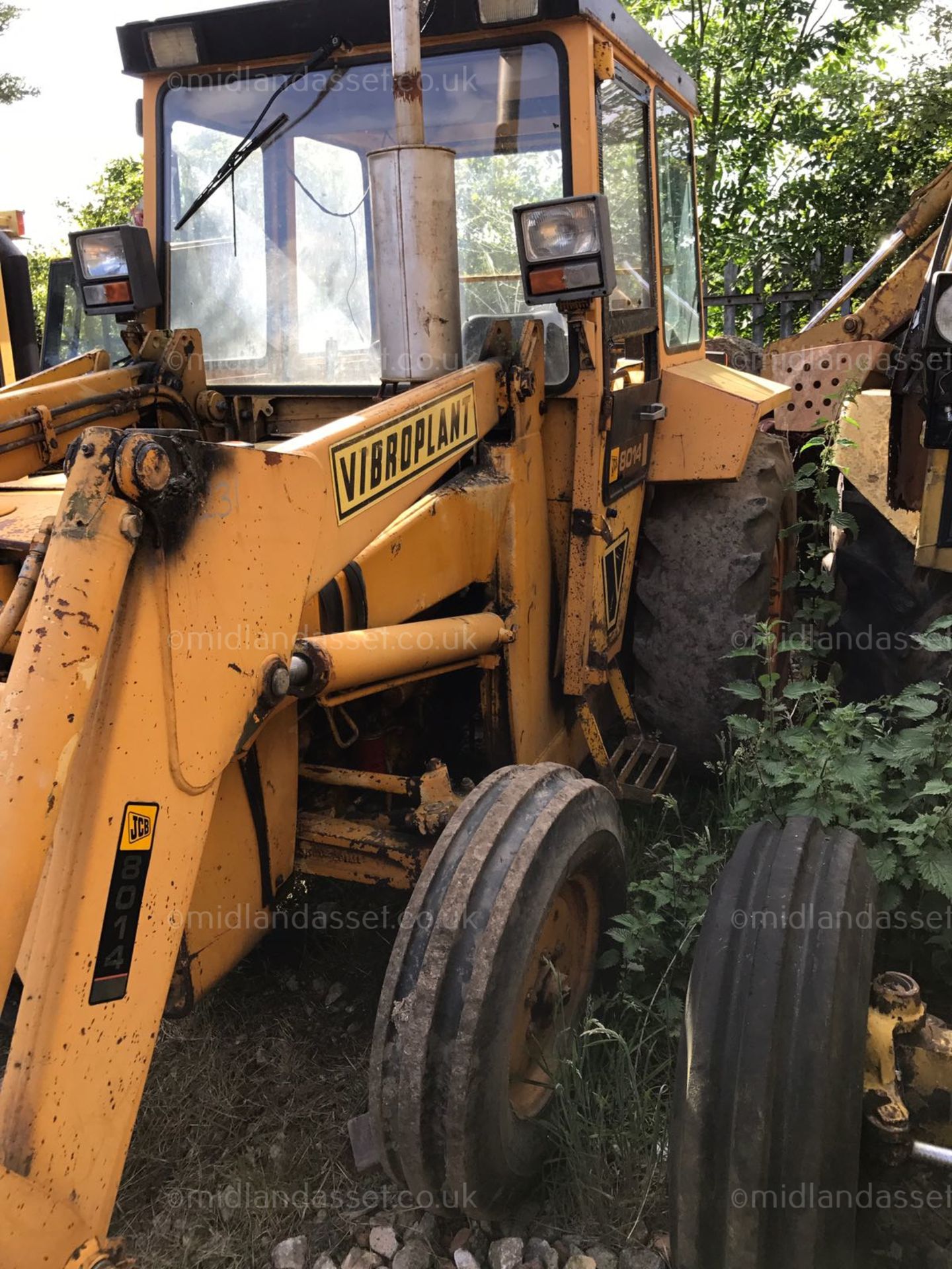 MASSEY FERGUSON MF30E INDUSTRIAL TRACTOR WITH FRONT LOADER AND COMPRESSOR - Image 4 of 9