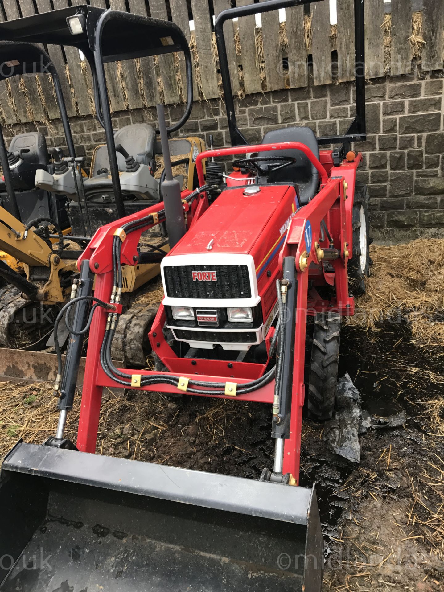 DS - YANMAR FORTE F16D TRACTOR   FITTED WITH FRONT LOADER BUCKET GOOD WORKING ORDER SHOWING 2,561 - Image 5 of 9