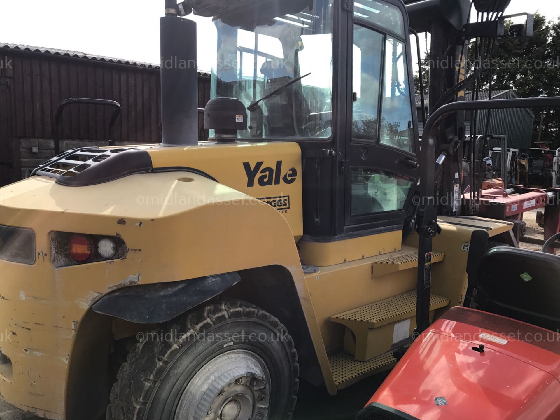 2011 YALE 5 TONNE FORKTRUCK WITH BRICK GRAB - Image 8 of 11