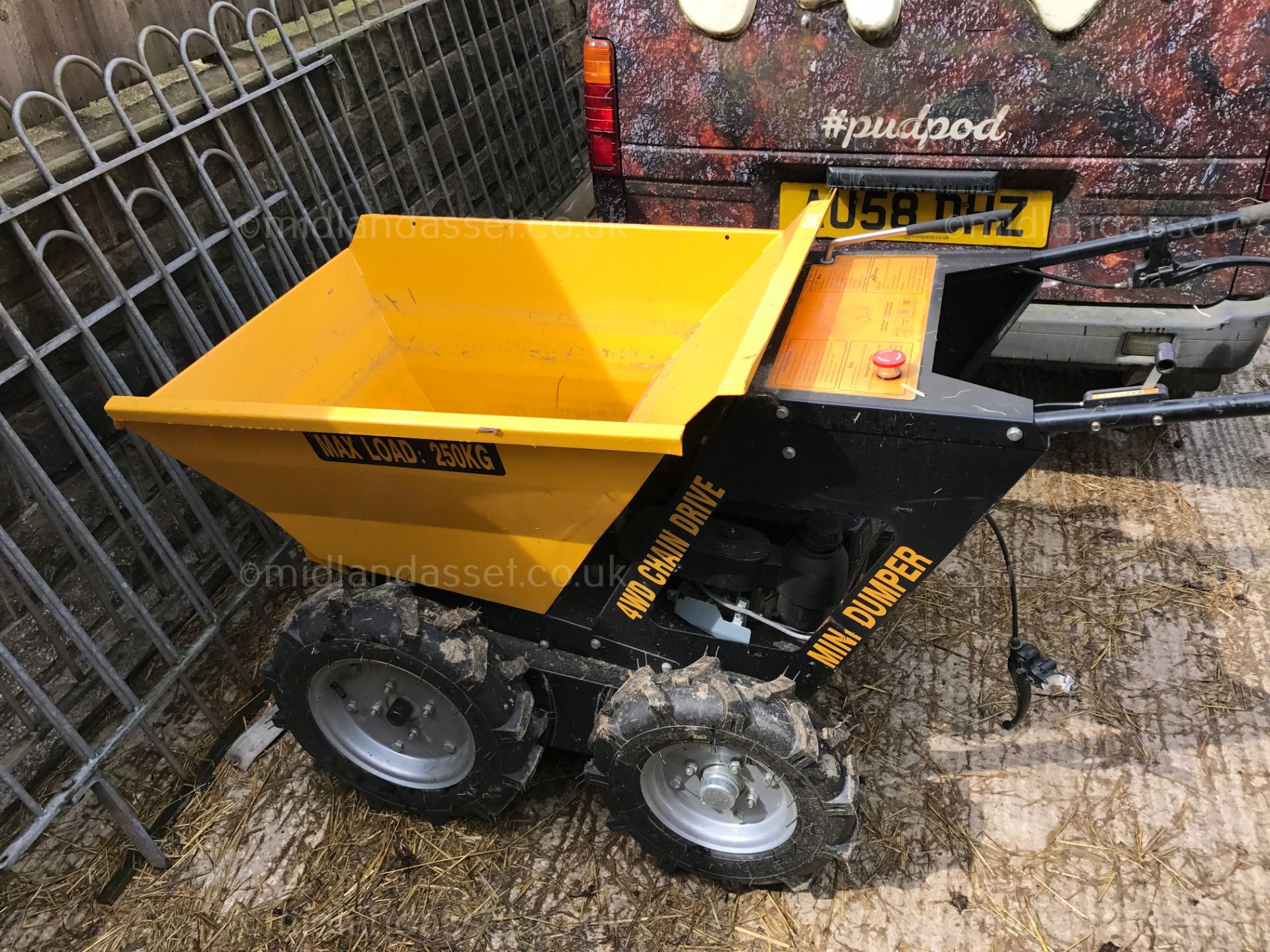 250 kg 4 WHEEL DRIVE MINI DUMPER   UN-USED CHAIN DRIVEN 4 WHEEL DRIVE CAPACITY: 250 kg HONDA - Image 2 of 4