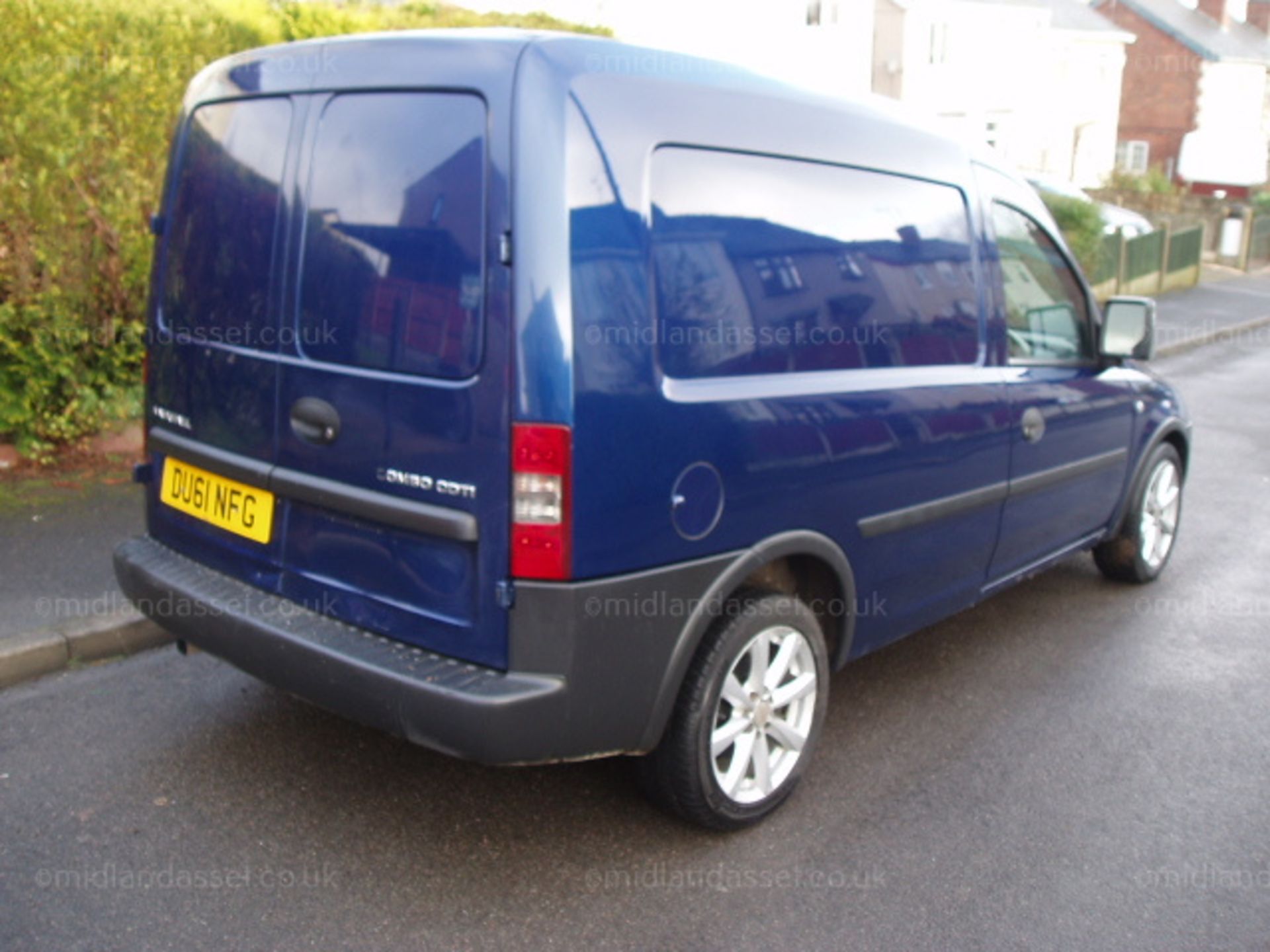 KB - 2011/61 REG VAUXHALL COMBO 1700 ECOFLEX CAR DERIVED VAN   DATE OF REGISTRATION: 30th - Image 4 of 10