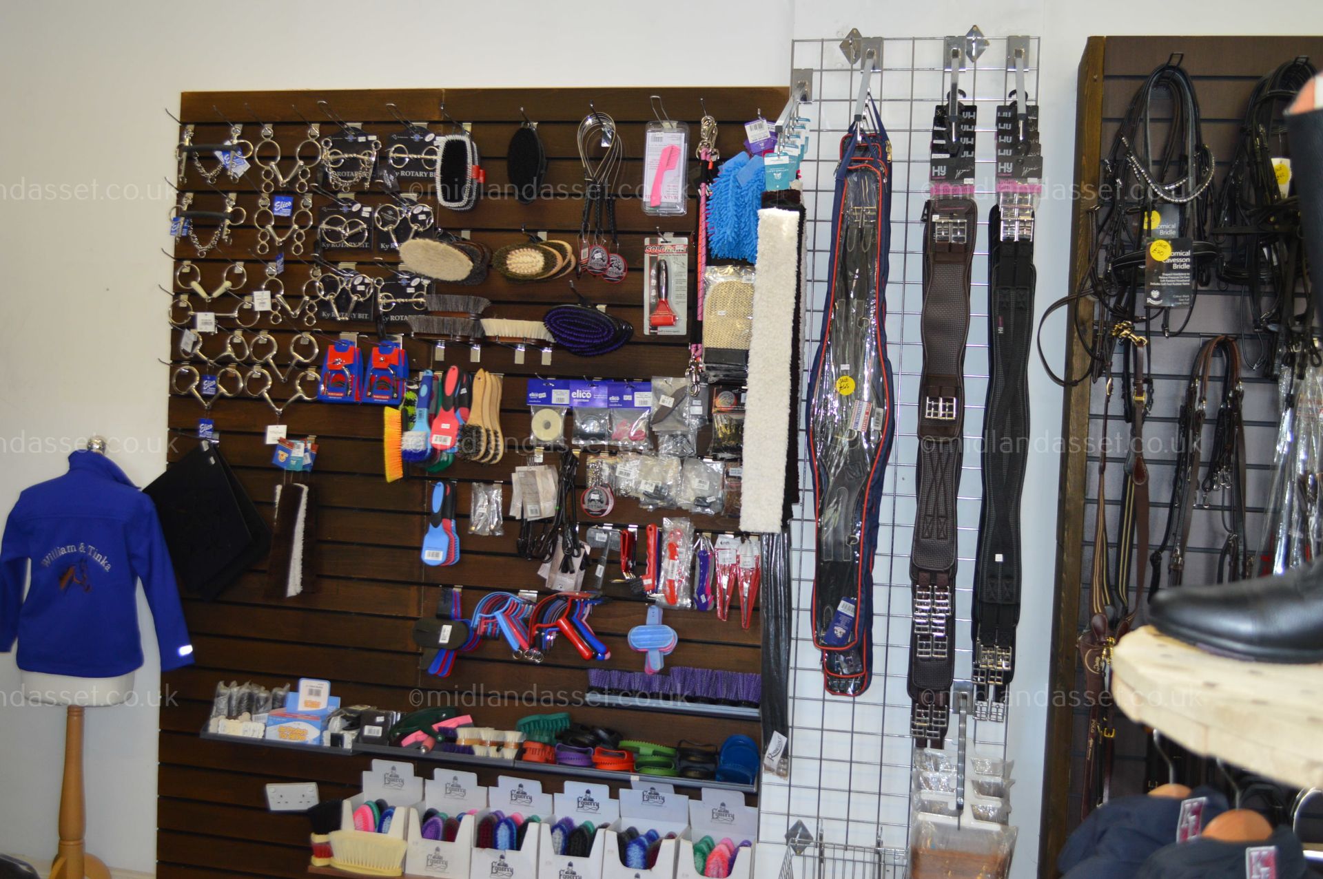 ENTIRE CONTENTS OF AN EQUESTRIAN SHOP - Image 7 of 66