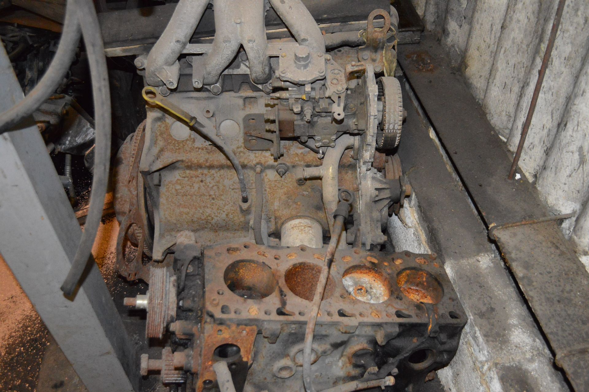 PALLET OF VARIOUS ENGINE PARTS, INCLUDING FUEL PUMPS, ENGINE BLOCKS, ALTERNATORS ETC. ALL UNTESTED. - Image 10 of 13