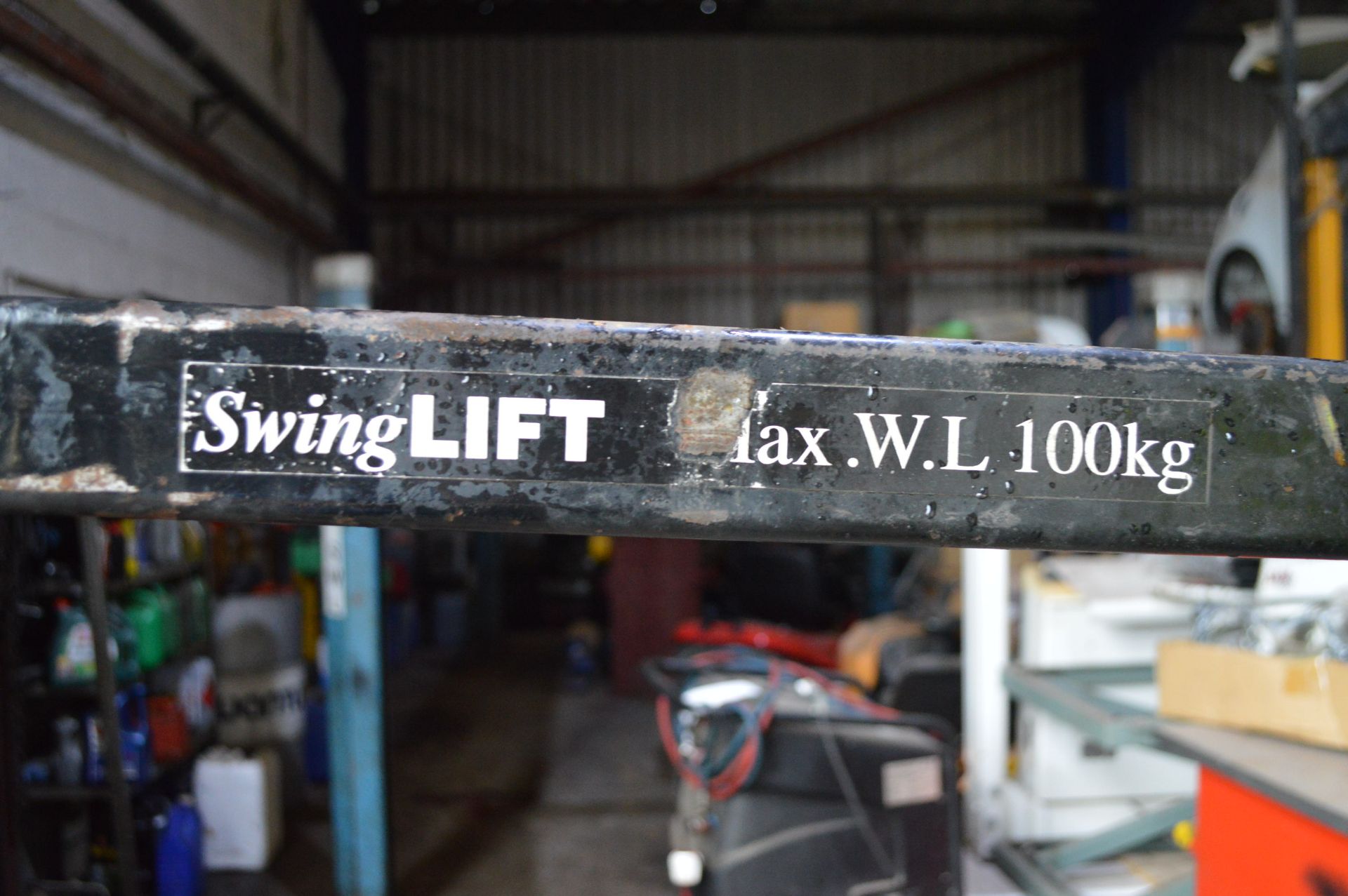 MOUNTABLE SWING-LIFT 100KG WINCH - IN WORKING ORDER - Image 5 of 5