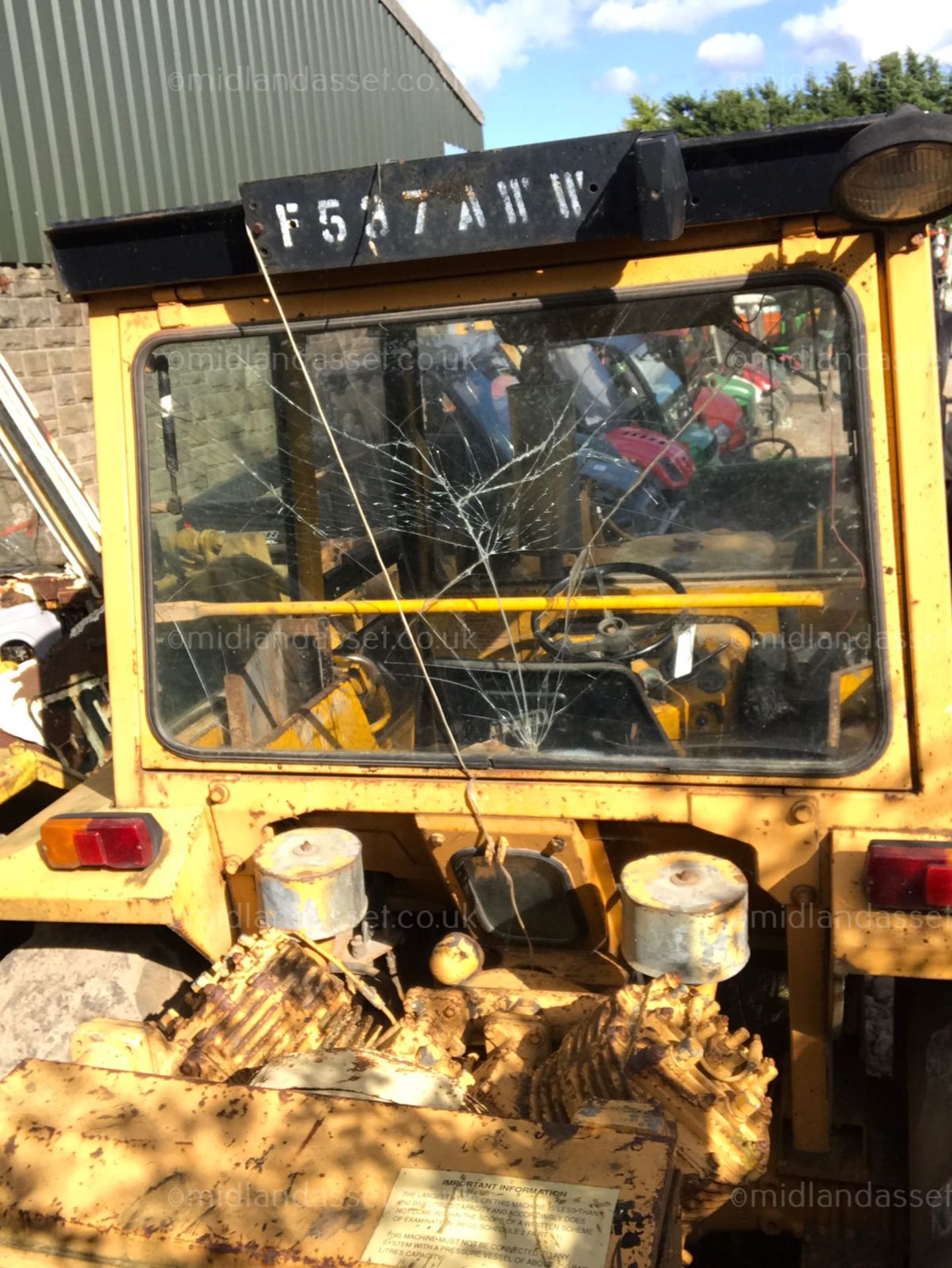 MASSEY FERGUSON MF30E INDUSTRIAL TRACTOR WITH FRONT LOADER AND COMPRESSOR - Image 8 of 9