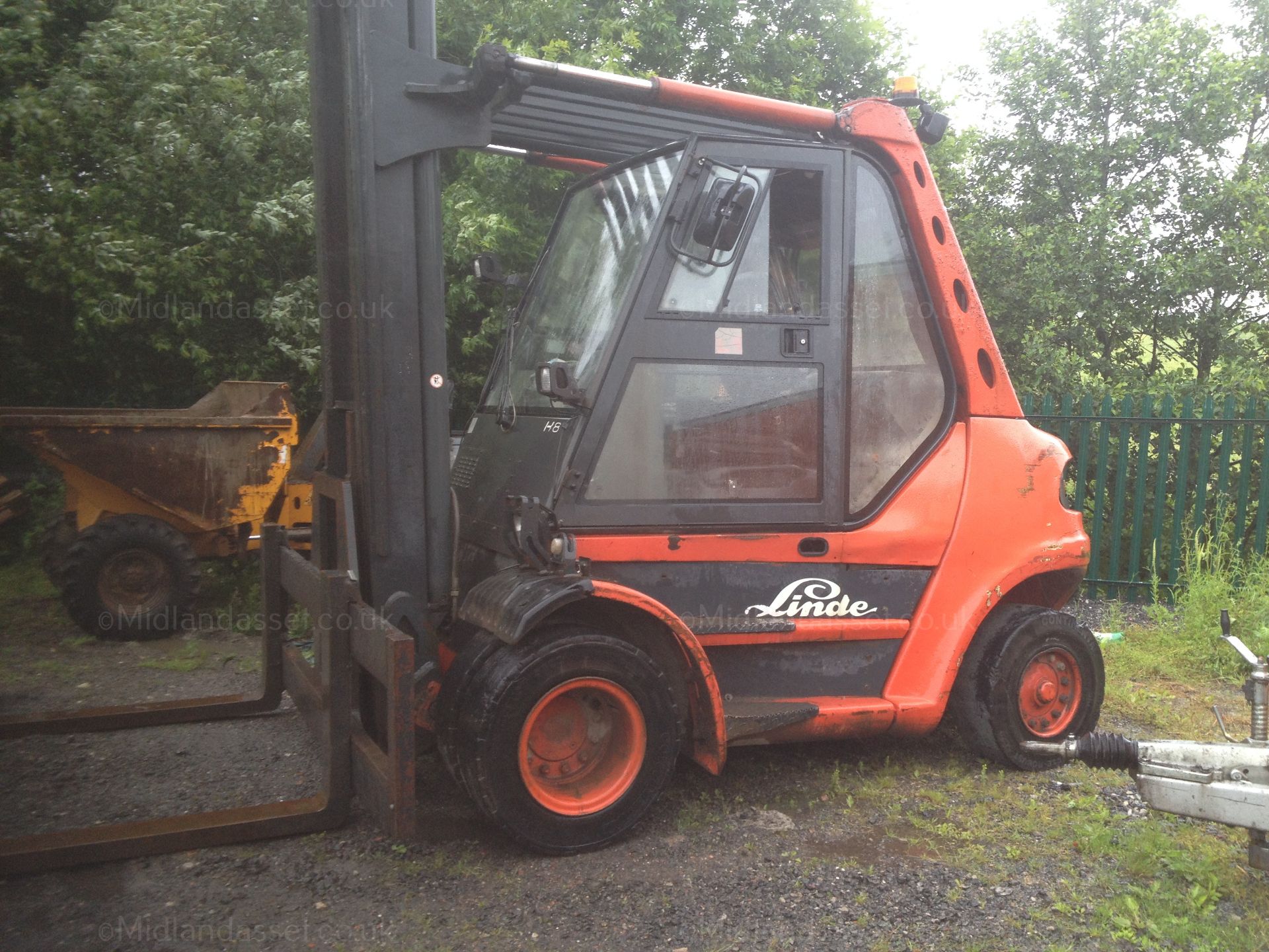 DS - 2004 LINDE 8 TONNE FORKTRUCK   YEAR OF MANUFACTURE: 2004 FULL CAB RUNS WELL  DIESEL  SHOWING - Image 3 of 6