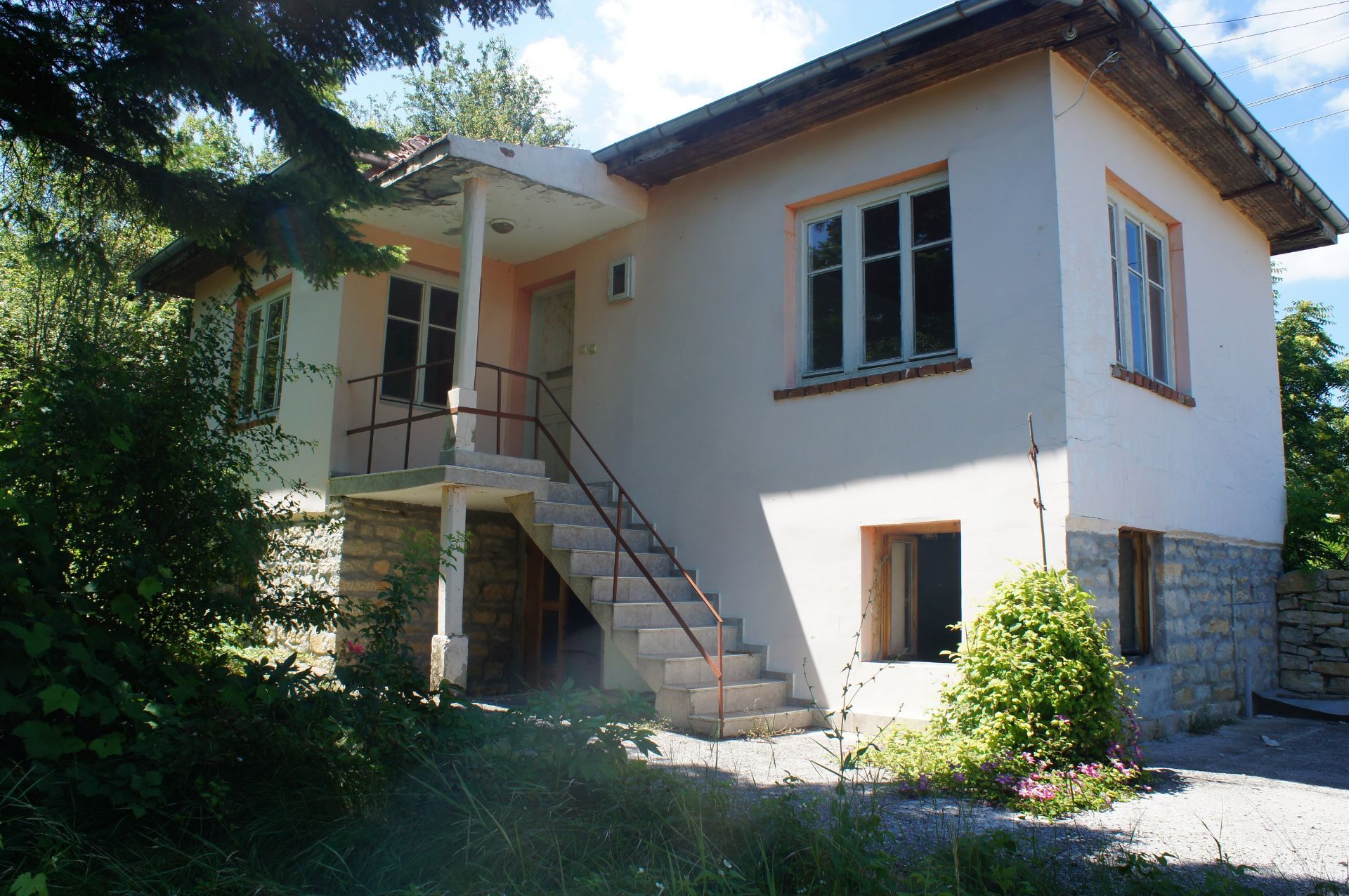 IMMACULATE Freehold Home and Land NR Veliko Tarnovo, Bulgaria - Image 2 of 29