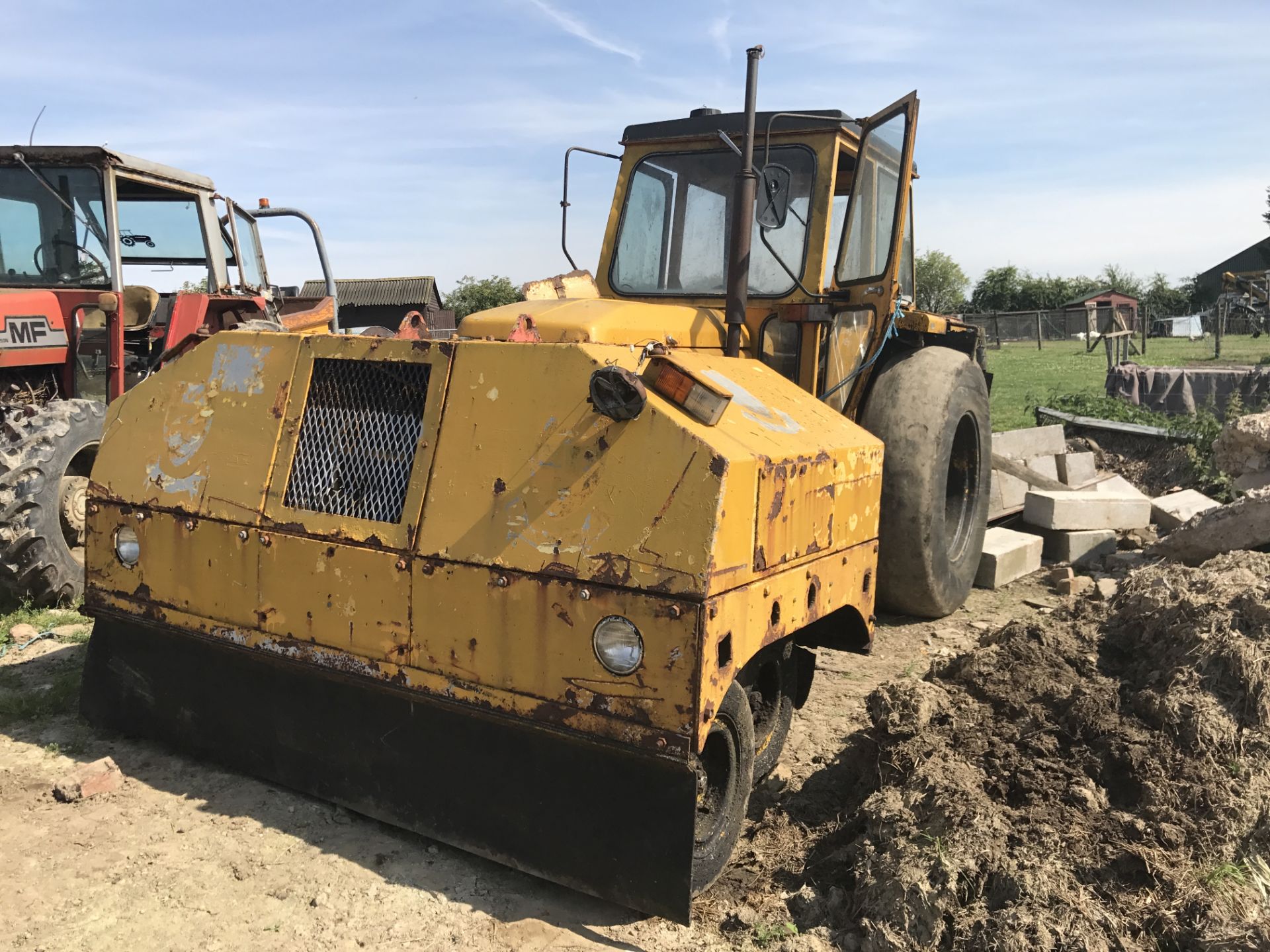 LEYLAND TRACTOR TARMAC ROLLER *PLUS VAT* - Image 5 of 12