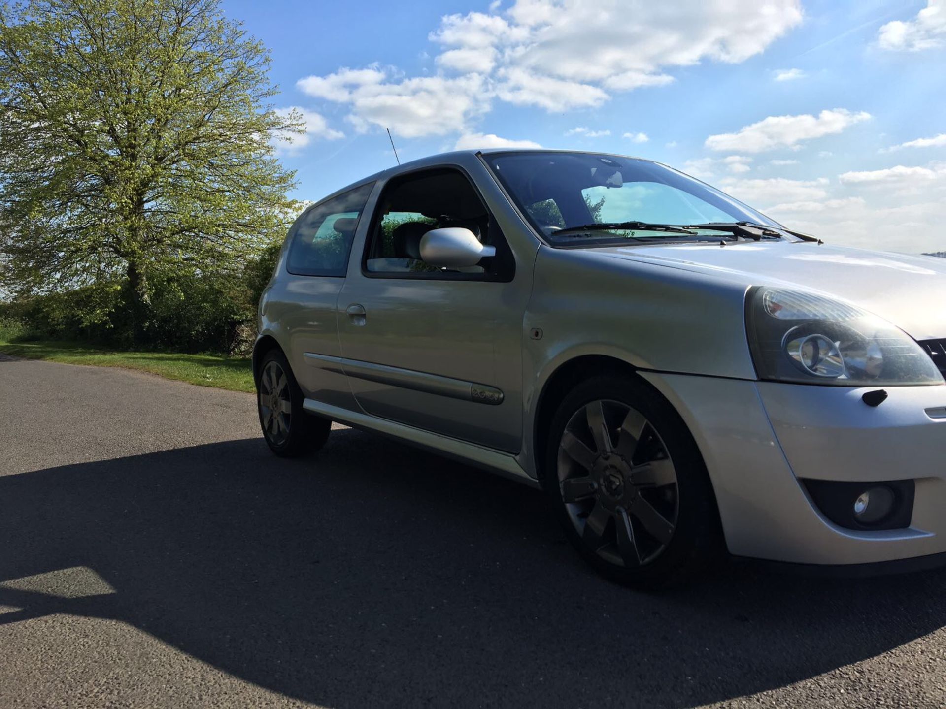 KB - 2004/04 REG RENAULT CLIO SPORT 182 16V 3 DOOR HATCHBACK   DATE OF REGISTRATION: 9TH JULY 2004 - Image 3 of 9